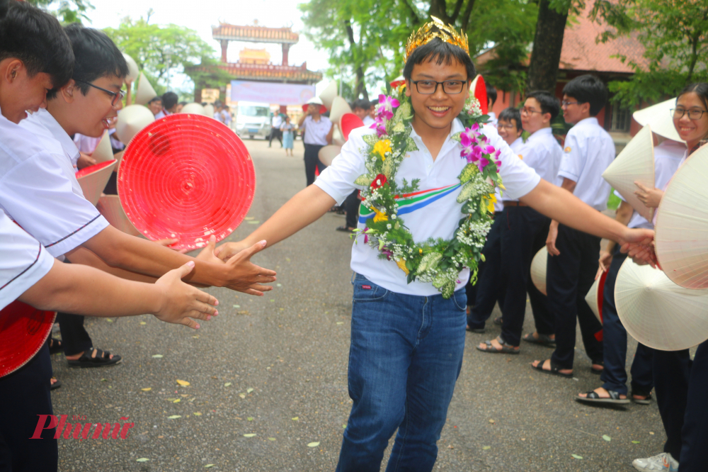 Các bạn học sinh chuyên Toán lớp 10, 11 và học sinh Trường THPT chuyên Quốc học Huế cũng bắt tay xin mía may mắn, thành công 