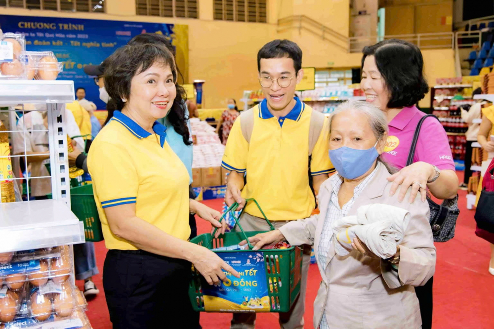 Hội Nữ doanh nhân  TPHCM tổ chức chương trình  “Siêu thị 0 đồng”, mang những phần quà là nhu yếu phẩm thiết yếu đến phục vụ nhu cầu của người dân