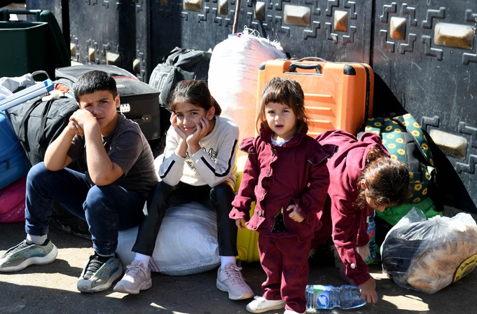 Trẻ  em từ Lebanon được nhìn thấy tập trung ở cửa khẩu biên giới Jdeidet Yabous giữa Syria và Lebanon, tháng 10/2024 - Ảnh: Ammar Safarjalani.