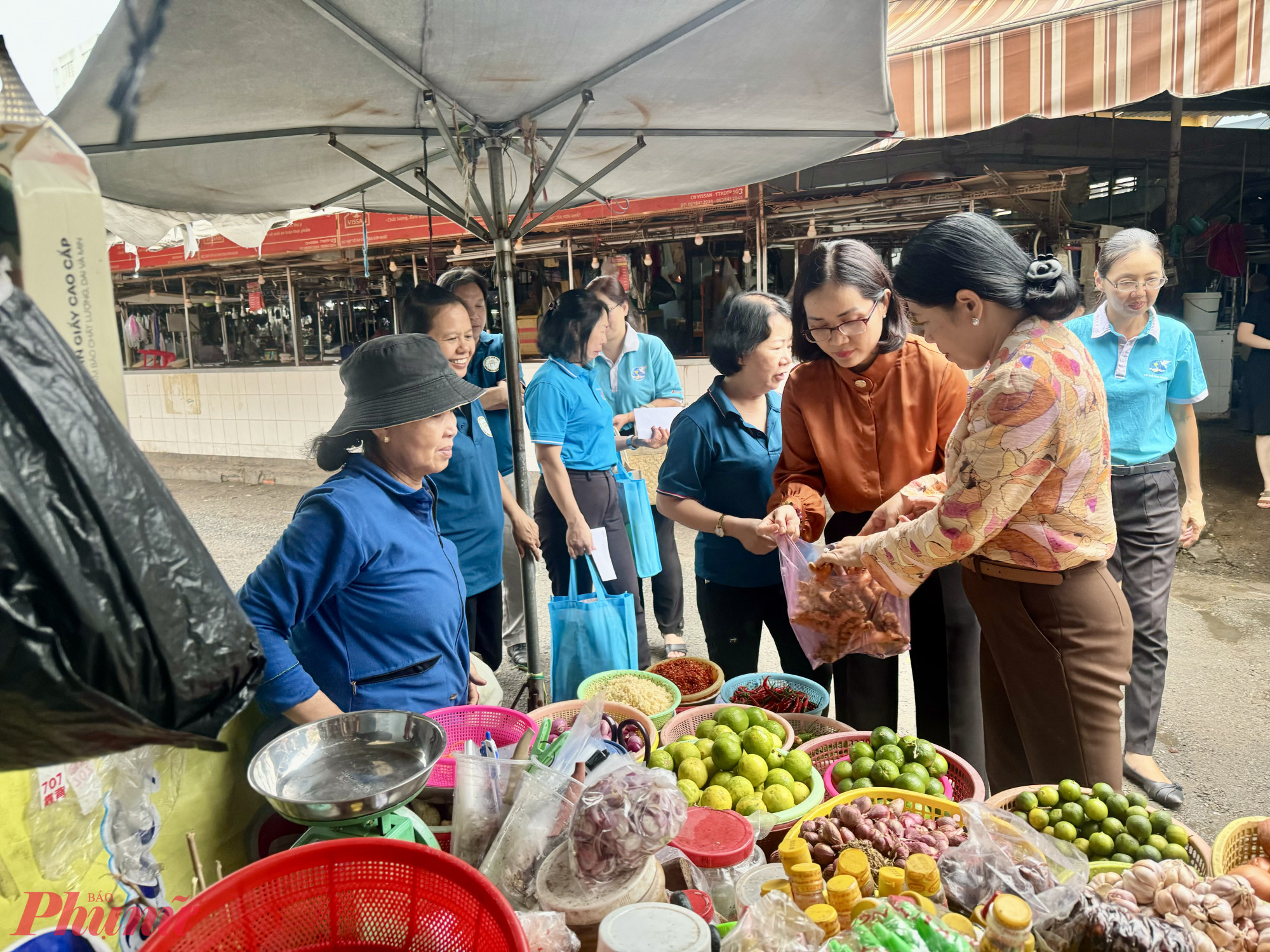 Ngoài tặng quà cho tiểu thương, bà 