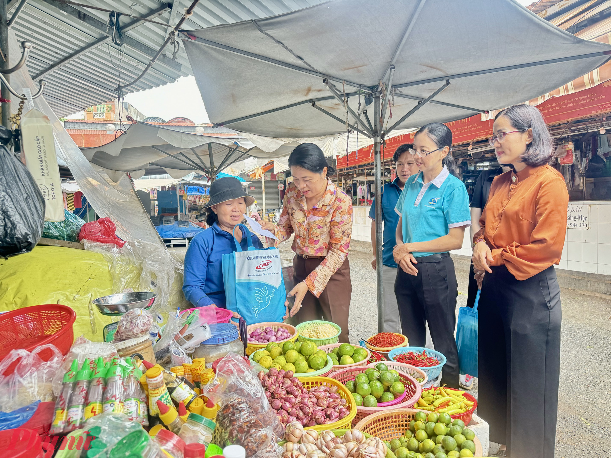 Chị Võ Thị Xuyến (tiểu thương chợ Tân Sơn Nhất) cũng có hoàn cảnh khá khó khăn, không chồng con. Nguồn thu nhập chính của chị là bán củ hành, tỏi, lá xông tại chợ. 