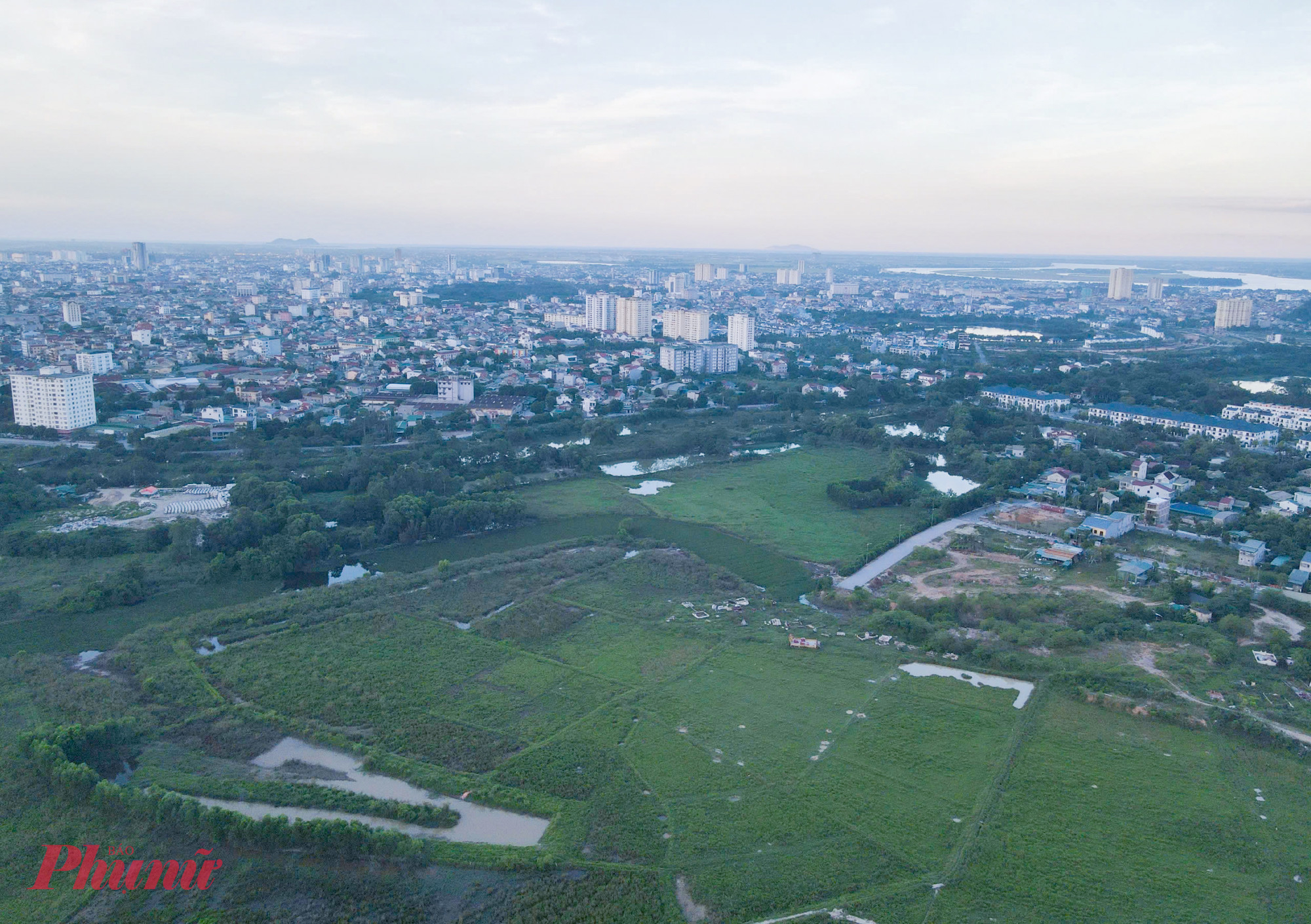 Dự án Khu đô thị Dầu khí (phường Vinh Tân, TP.Vinh) được UBND tỉnh Nghệ An phê duyệt quy hoạch xây dựng chi tiết vào năm 2010 trên diện tích gần 15ha. Đại dự án này được kỳ vọng sẽ tạo điểm nhấn cho khu vực nam TP. Vinh, biến khu đất nông nghiệp ven đô thành khu đô thị hiện đại. Song sau 14 năm, dự án này vẫn là bãi đất hoang.