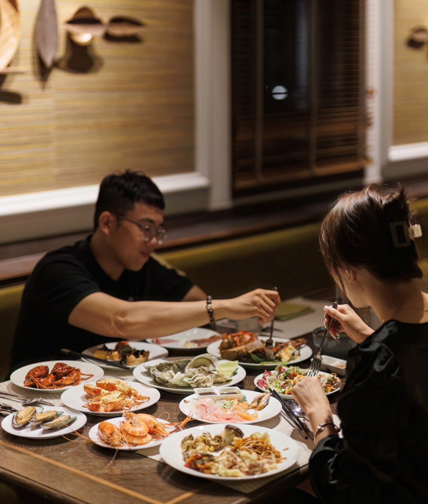 Bên cạnh những món ăn gọi món, buffet, trong tháng 10, nhà hàng cũng giới thiệu Thom Hightea - tiệc trà chiều tại Thom Lounge. Tham gia tiệc trà chiều, bên cạnh thưởng thức các món bánh ngon, trà nổi tiếng, các thực khách nam còn được hướng dẫn kỹ thuật làm hoa giấy tặng cho một nửa của mình. Tiệc trà chiều có giá khoảng 400.000 đồng/người 