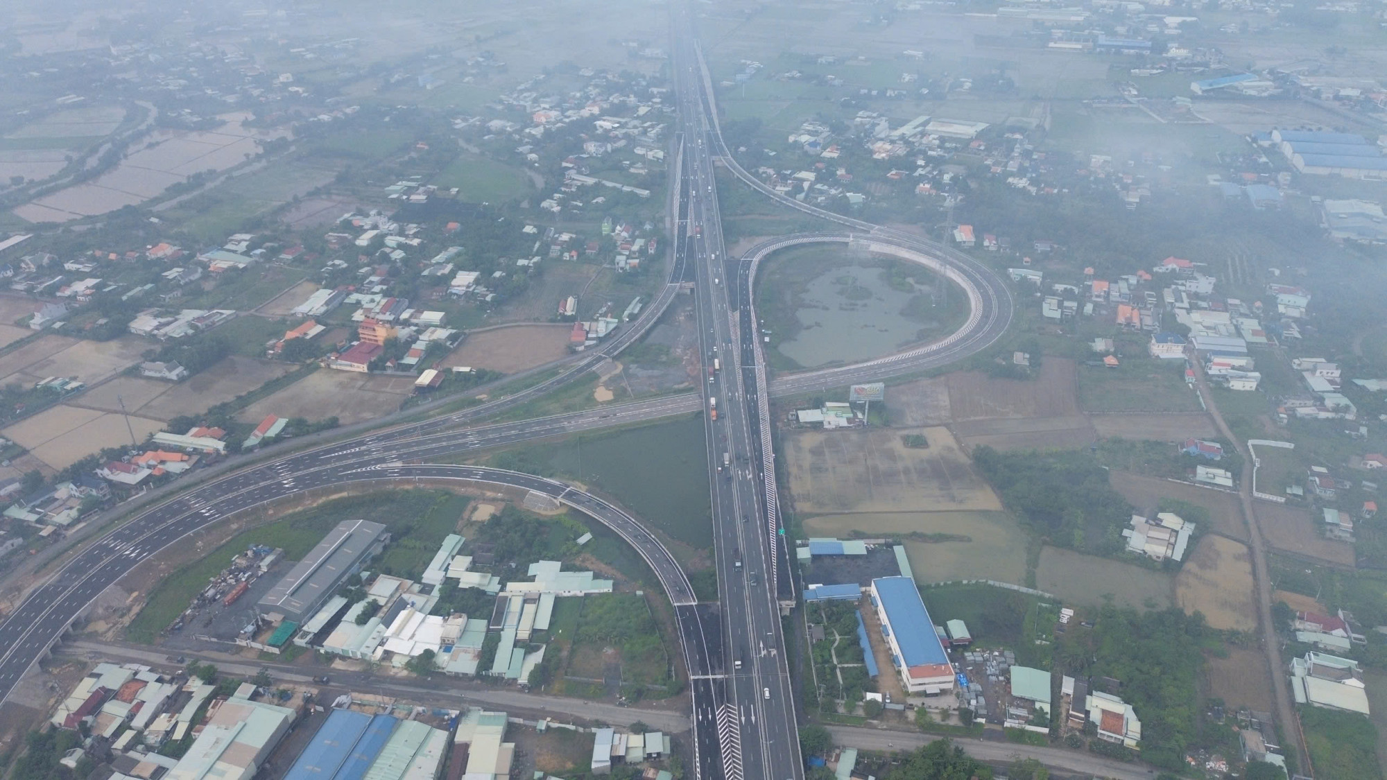 Nút giao TPHCM - Trung Lương kết nối cao tốc Bến Lức - Long Thành nhìn từ trên cao - Ảnh: CTV