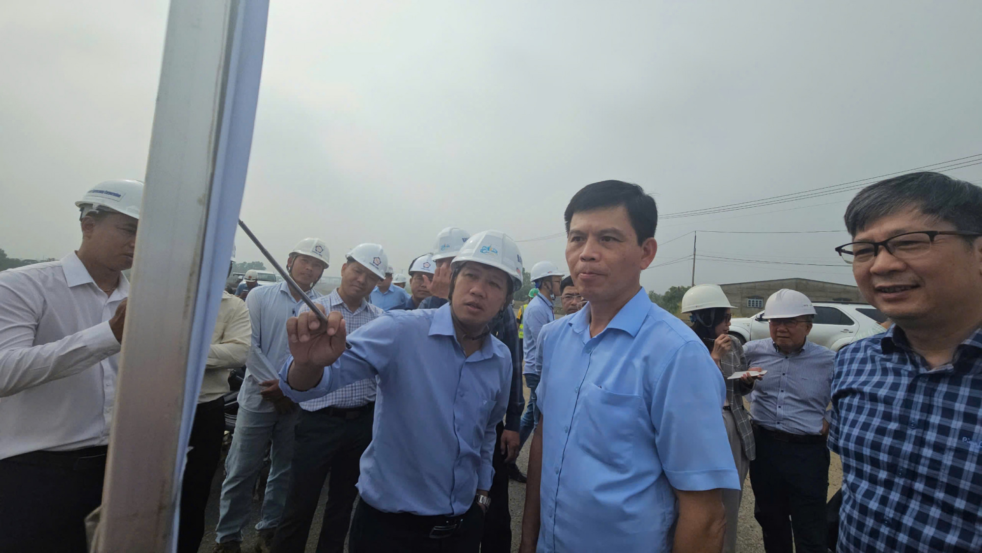 Thứ trưởng Bộ GTVT Lê Anh Tuấn cùng đoàn công tác của Bộ GTVT có buổi thị sát tiến độ thi công dự án - Ảnh: T.L.