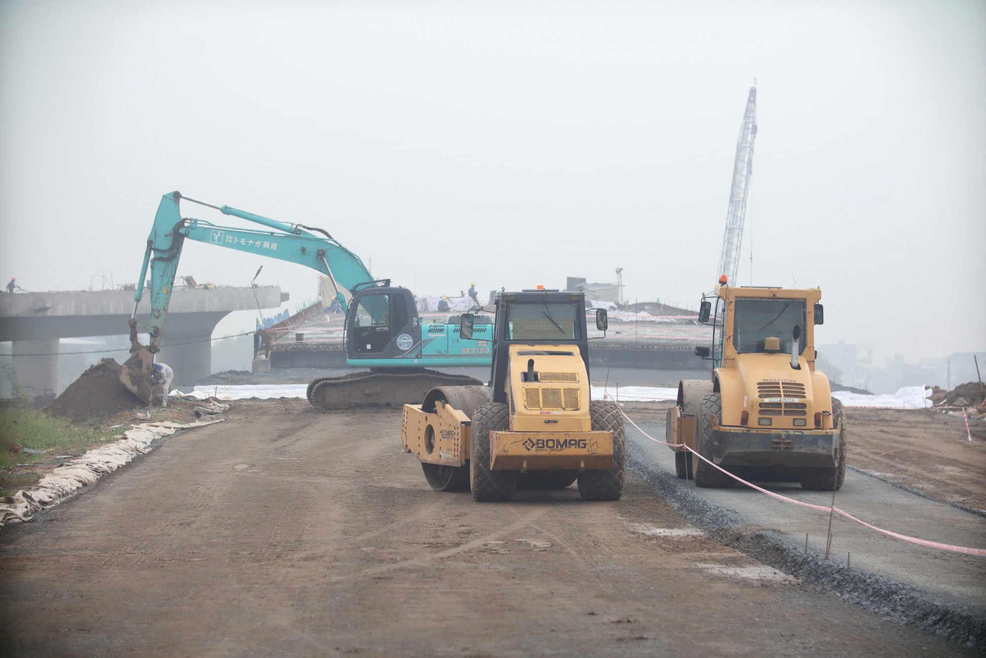 Các nhà thầu đang triển khai thi công dự án - Ảnh: T.L.