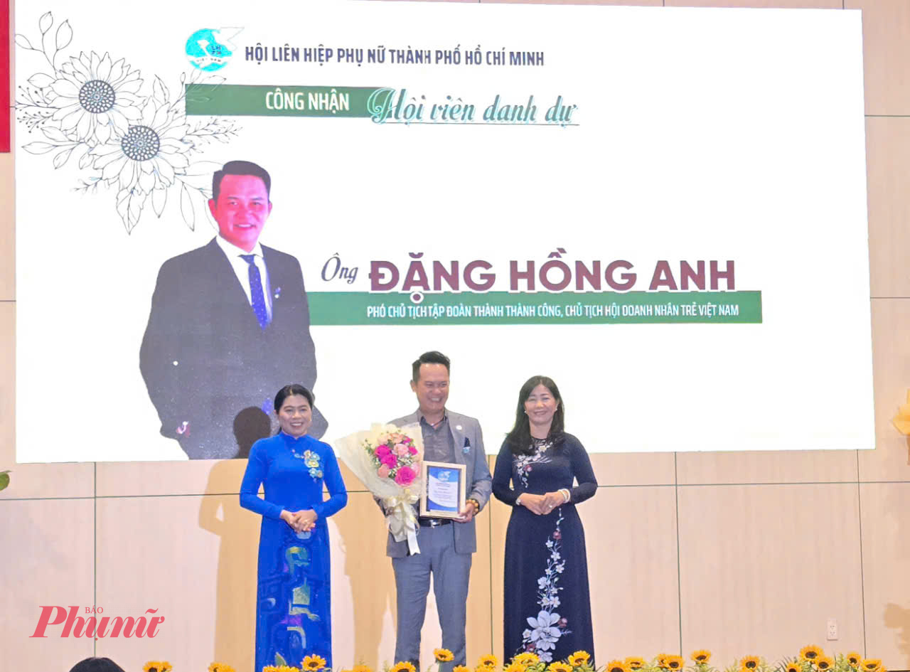 Dịp này, Hội LHPN TPHCM tổ chức lễ công nhân hội viên danh dự đối với ông Đặng Hồng Anh -  Ông Đặng Hồng Anh – Phó Chủ tịch Tập đoàn Thành Thành Công, Chủ tịch Hội Doanh nhân trẻ Việt Nam 