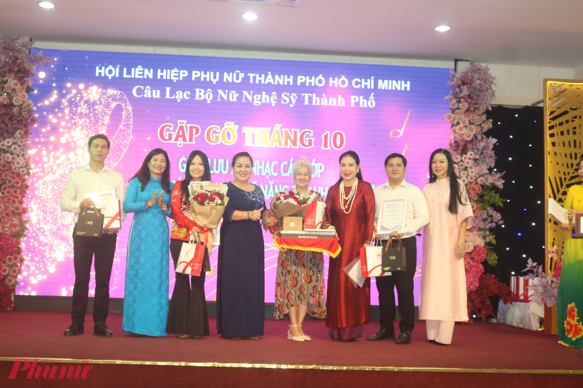 CLB nữ nghệ sĩ tri ân hội viên danh dự đã đồng hành cùng CLB trong nhiều hoạt động thiết thực vì cộng đồng. 