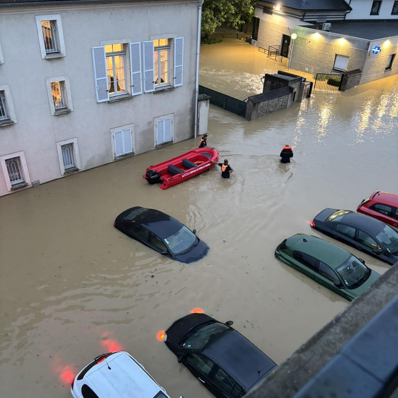 Các thị trấn Annonay và Labegude ở tỉnh Ardeche đã chứng kiến ​​mưa lớn và lũ lụt. Các khu vực nằm trong phạm vi báo động đỏ bao gồm Lyon, thành phố lớn thứ ba cả nước, cũng như Cannes, nơi nổi tiếng với liên hoan phim.