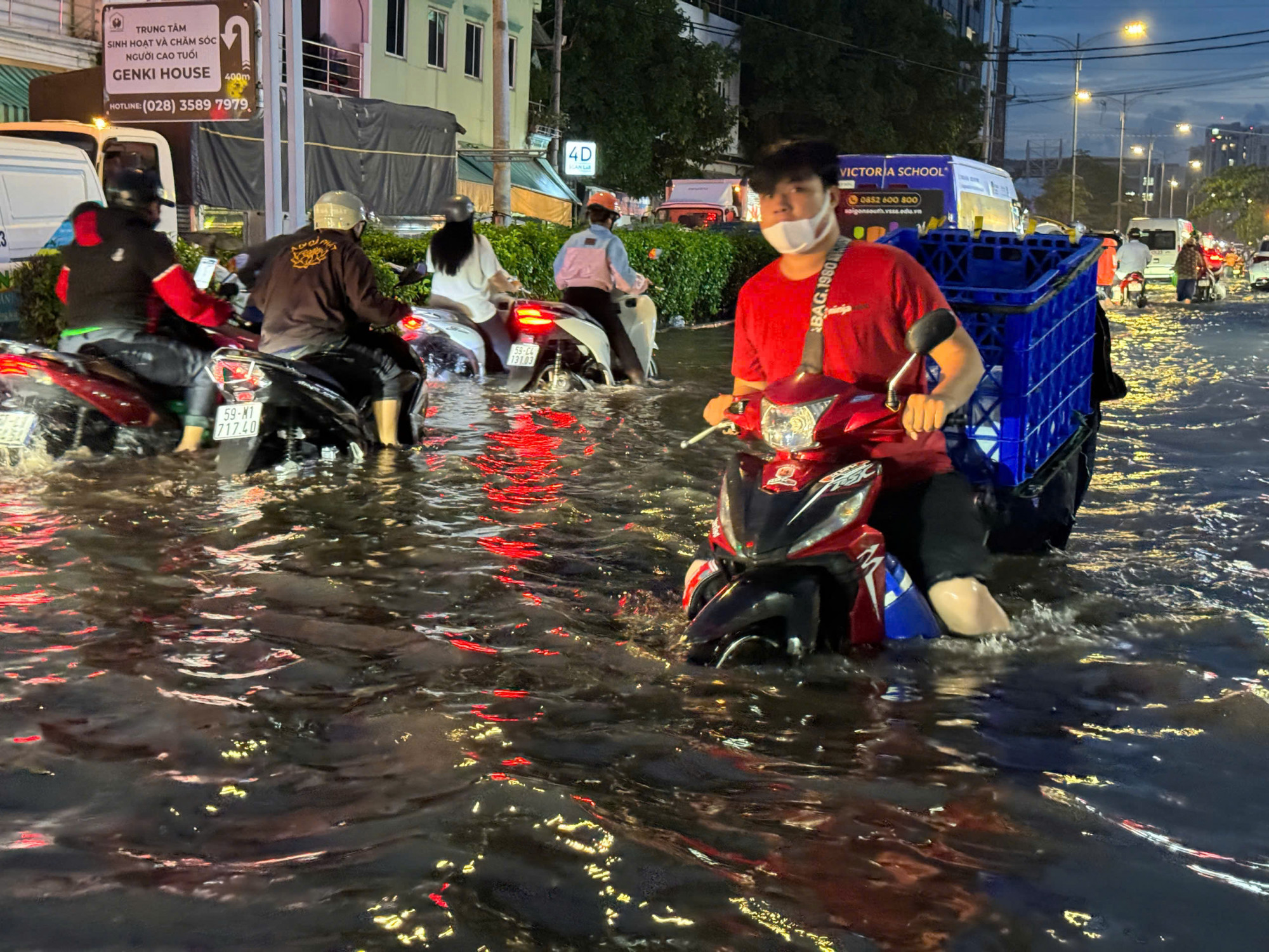 Không chỉ đường Trần Xuân Soạn, một số tuyến đường ở phía Nam Sài Gòn như Huỳnh Tấn Phát, Lê Văn Lương (Quận 7), Đào Sư Tích (Nhà Bè), và quốc lộ 50 (Bình Chánh), thường xuyên ngập do triều cường vượt báo động 3, gây khó khăn cho việc di chuyển.