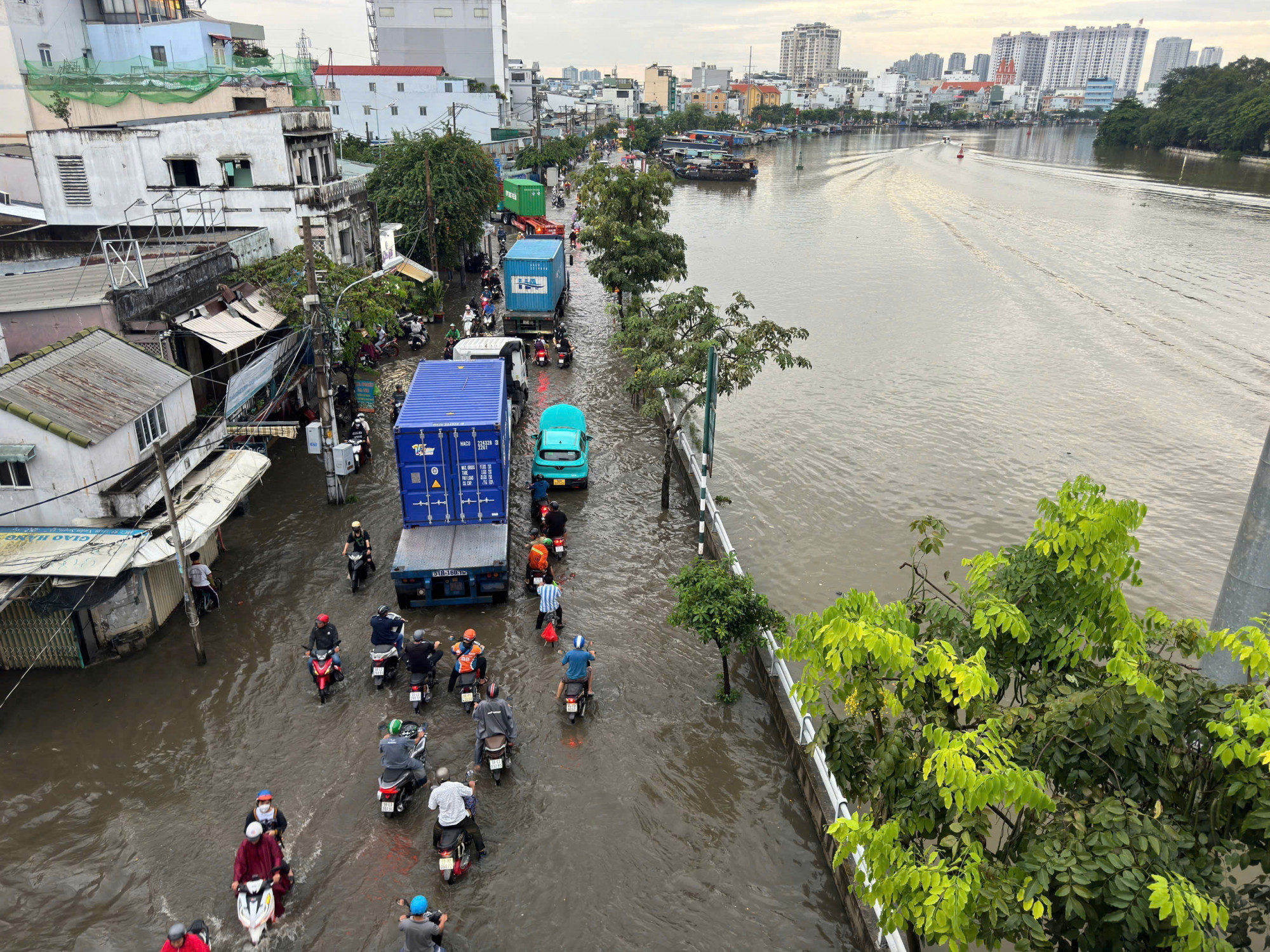 Hơn 14 giờ, nước đã bắt đầu ngập ở Trần Xuân Soạn (Quận 7, TPHCM), đến hơn 17 giờ cùng ngày vẫn chưa có dấu hiệu rút bớt. 