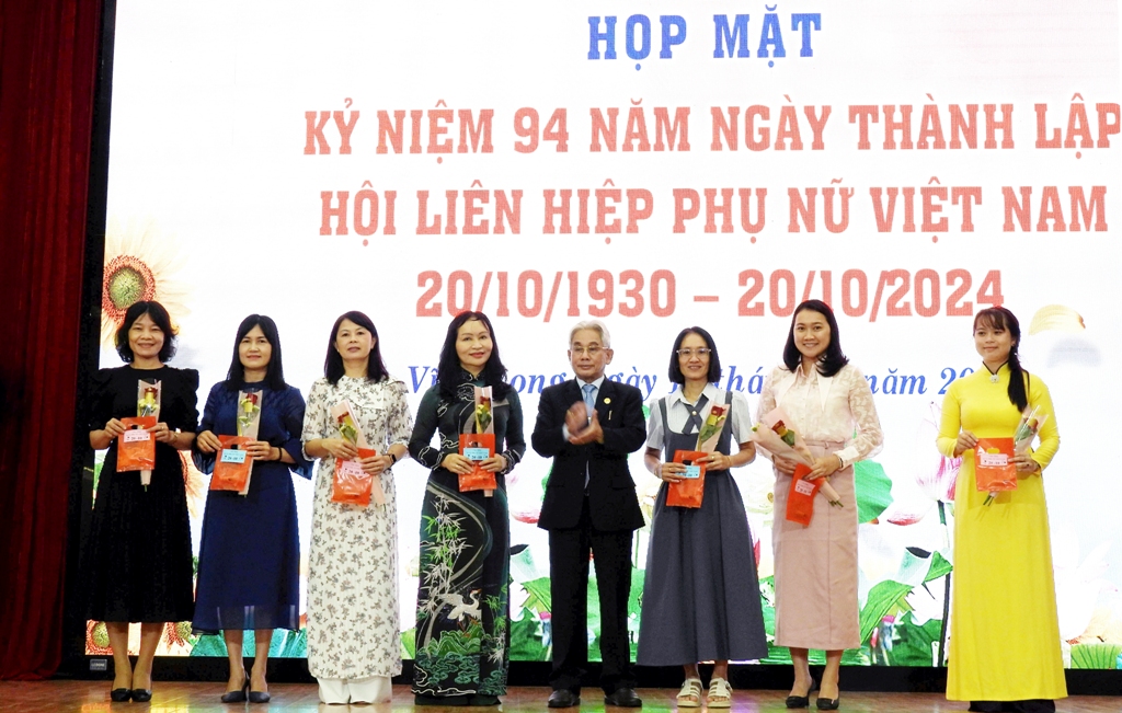 Nhà giáo ưu tú, phó giáo sư, tiến sĩ Lương Minh Cừ tặng hoa chúc mừng nữ cán bộ, giảng viên, chuyên viên, nhân viên của trường nhân ngày 20/10 - Ảnh: Nguyễn Văn Dô