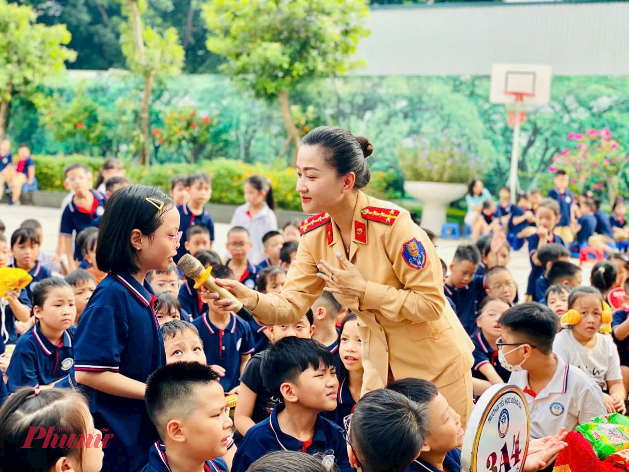 9g, đường thông hè thoáng, Đại úy Nhung lại vội vã đến điểm trường được đơn vị phân công tuyên truyền, giáo dục phổ biến kiến thức giao thông cho học sinh, sinh viên. Đại úy Nhung được nhiều đồng nghiệp và học sinh các trường nhắc tới với cái tên thân thương “Cô giáo áo vàng của các em học sinh.”