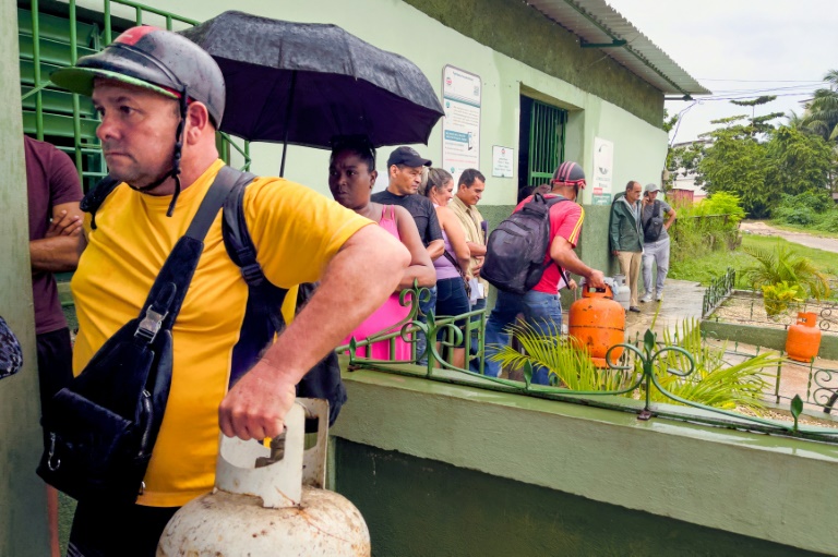 Mọi người xếp hàng để đổ đầy bình khí hóa lỏng ở Matanzas, Cuba trong thời gian mất điện toàn quốc vào ngày 18 tháng 10 năm 2024