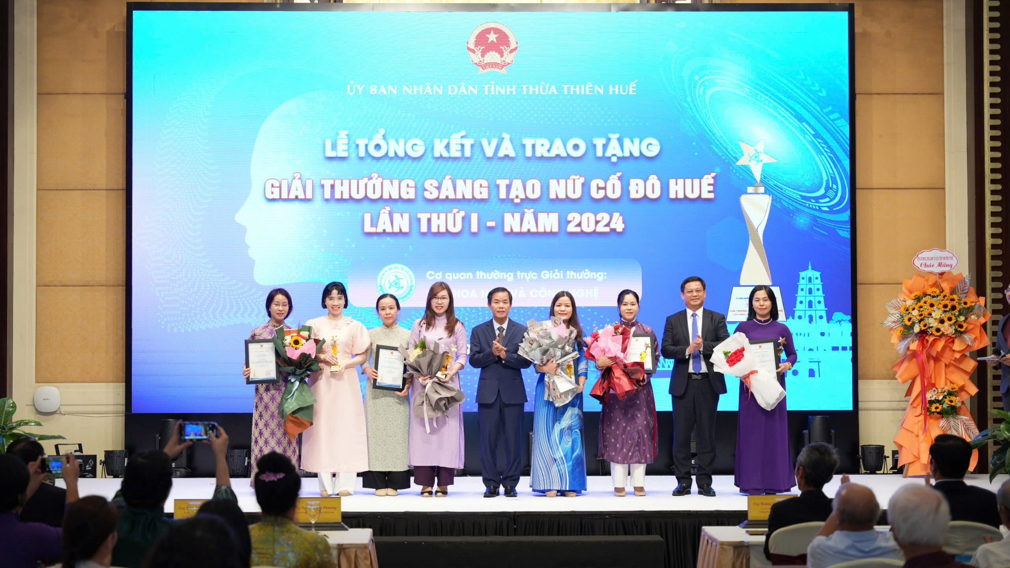 Trao hoa, bằng khen của lãnh đạo tỉnh Thừa Thiên Huế cho các tác giả, nhóm tác giả đạt giải