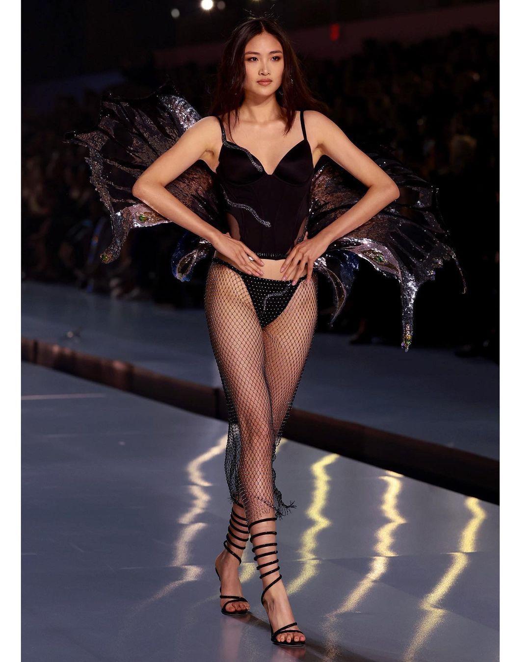 Hứa Vĩ là một trong 3 chân dài châu Á trình diễn cho show nội y Victoria's Secret 2024, diễn ra hôm 15/10, tại New York, Mỹ. Trên trang cá nhân, cô nói không tin giấc mơ kỳ diệu này đã thành sự thật. Khoảnh khắc bước đi trên sàn diễn này cô sẽ không quên được trong cuộc đời. 