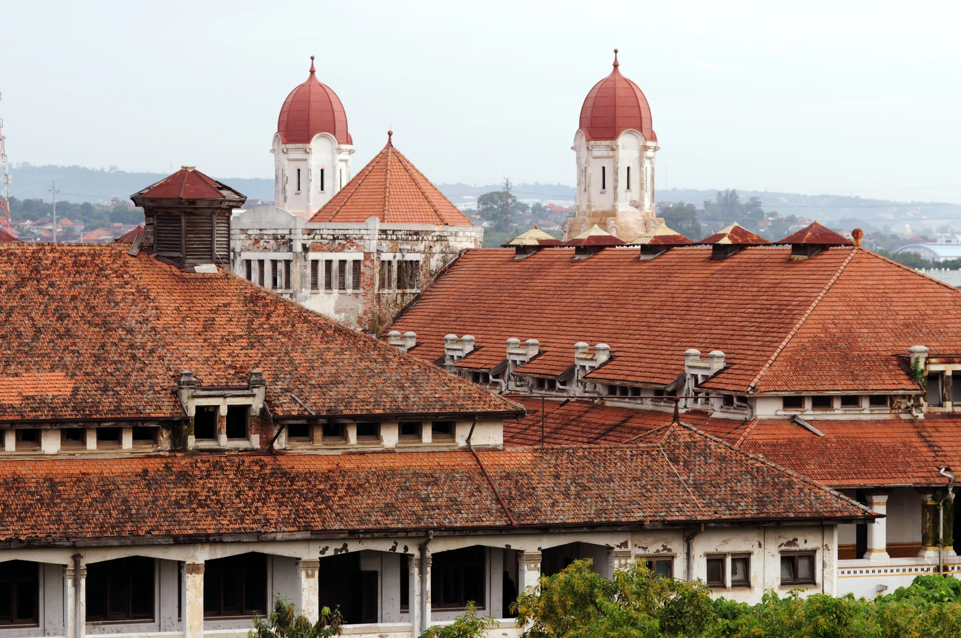 Lawang Sewu, Indonesia Được xây dựng vào đầu thế kỷ 20 bởi những người thực dân Hà Lan, Lawang Sewu (hay Ngàn cửa) từng là trụ sở chính của Công ty Đường sắt Đông Ấn Hà Lan trước khi người Nhật biến nơi này thành trại giam trong Thế chiến II. Trong chiến tranh, nhiều cuộc thẩm vấn, tra tấn và hành quyết tàn bạo đã diễn ra bên trong các bức tường của tòa nhà—tất cả đều góp phần tạo nên vị thế hiện tại của nơi này là một trong những địa danh ma ám nhất của Indonesia, theo Bộ Du lịch nước này .  Ngày nay, khách du lịch được tự do tham quan địa điểm bị bỏ hoang này, có lẽ để xác nhận xem những câu chuyện ma lưu truyền liên quan đến Lawang Sewu có thực sự đúng hay không.