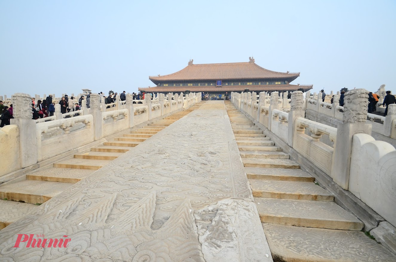 Tử Cấm Thành hay Cố Cung, là hệ thống các cung điện nằm tại Đông Thành (Bắc Kinh), được xây dựng từ năm 1406 – 1420. Cố Cung có bề dày lịch sử lên đến 500 năm, trải dài qua 2 triều đại Minh – Thanh.  Cố Cung ở Trung Quốc Cố Cung sở hữu kiến trúc độc đáo cùng nhiều hiện vật quý. @kacchanyama  Không chỉ là nơi ở của hoàng thất phong kiến, đây còn là nơi lưu giữ những câu chuyện lịch sử cùng hàng nghìn tác phẩm nghệ thuật và hiện vật quý giá. Năm 1987, Cố Cung được UNESCO công nhận là Di sản thế giới, đồng thời là Quần thể cổ bằng gỗ lớn nhất thế giới - Ảnh: Huỳnh Hằng