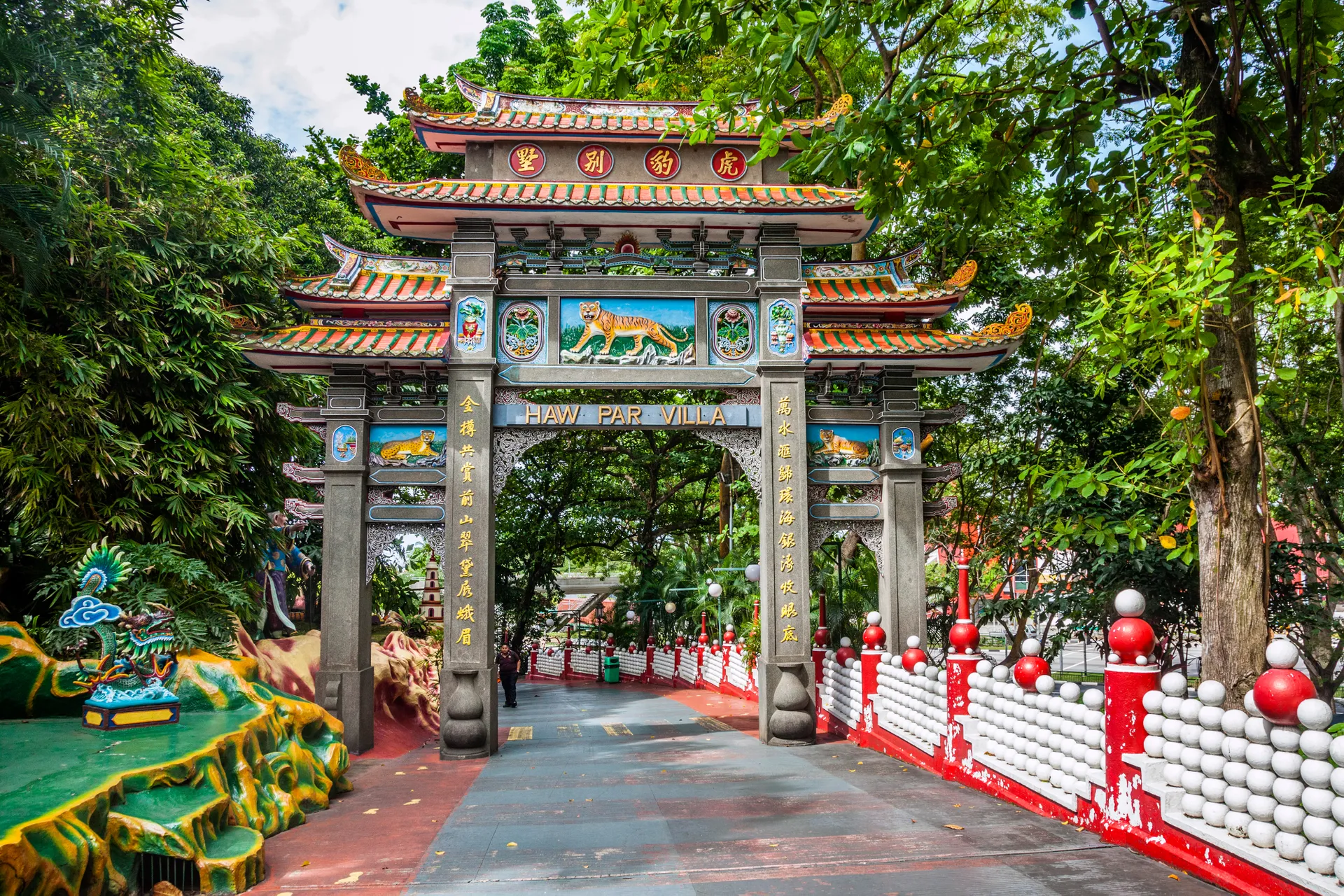 Biệt thự Haw Par, Singapore Haw Par Villa là một công viên giải trí theo chủ đề những năm 1930 tọa lạc tại Singapore —và về cơ bản là đối lập hoàn toàn với Disneyland . Lối vào đầy màu sắc với những mái vòm Trung Hoa có vẻ khá vô hại, nhưng khi bạn thực sự bước vào bên trong, bạn sẽ thấy công viên được bao phủ bởi hơn 1.000 bức tượng, mỗi bức tượng đều kỳ lạ hơn bức tượng trước. Những người yêu thích mọi thứ rùng rợn nên đến thẳng Ten Courts of Hell theo chủ đề thế giới ngầm, một loạt các mô hình mô tả các hình phạt nghiêm khắc như một cách để dạy trẻ nhỏ về đạo đức.  Trong khi những mô tả chi tiết về cảnh chặt xác đã đủ đáng sợ, Time Out Singapore đưa tin rằng những bức tượng sáp mô tả những linh hồn bị kết án được cho là sẽ sống lại vào ban đêm, khiến cho triển lãm Mười tòa án địa ngục khét tiếng tràn ngập những tiếng la hét đau đớn. Hãy mang theo con bạn!