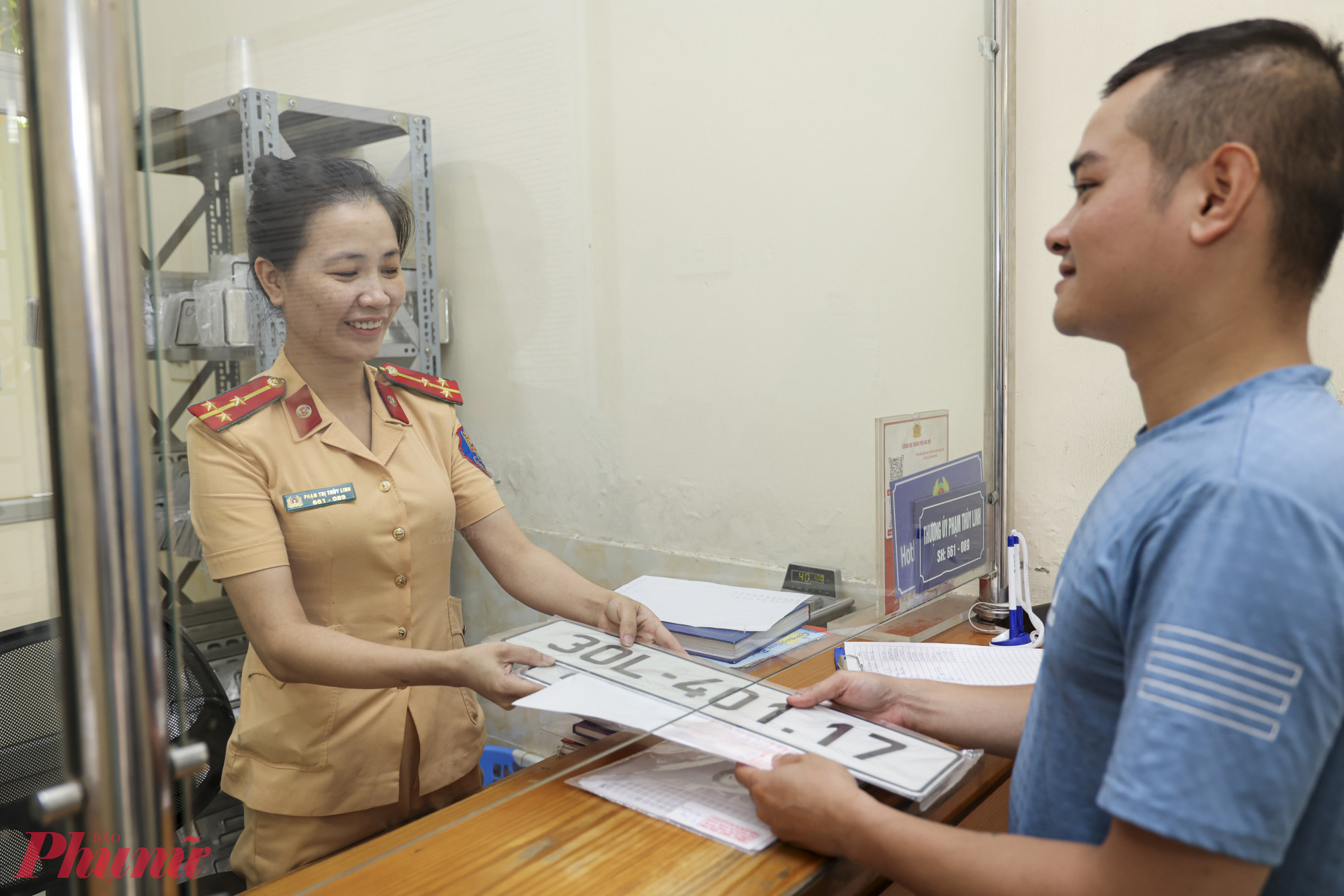 Dịp 20/10, Đội Đăng ký, quản lý phương tiện giao thông (Phòng Cảnh sát giao thông, Công an thành phố Hà Nội) luôn đông kín người dân đến làm các thủ tục, hành chính. Thượng úy Phạm Thị Thùy Linh tất bật với công việc tiếp dân, quản lý phương tiện,… tạo điều kiện thuận lợi nhất cho người dân khi tới đơn vị.