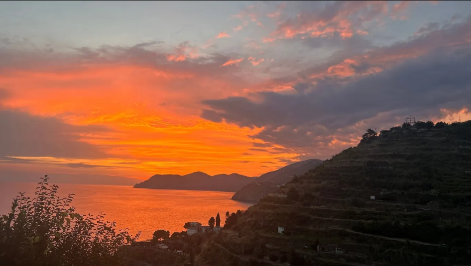 Riomaggiore ở Cinque Terre, Ý  Ngôi làng Riomaggiore ở Cinque Terre là điểm đến khác lạ mang đến trải nghiệm thú vị ở Ý . Nằm ở vùng Liguria, đây là nơi tuyệt vời để tránh đám đông và tận hưởng thiên nhiên. Nishtha Grover, biên tập viên của T+L đã phát hiện ra rằng, cảnh hoàng hôn ở Riomaggiore là duy nhất. Ảnh: Nishtha Grover