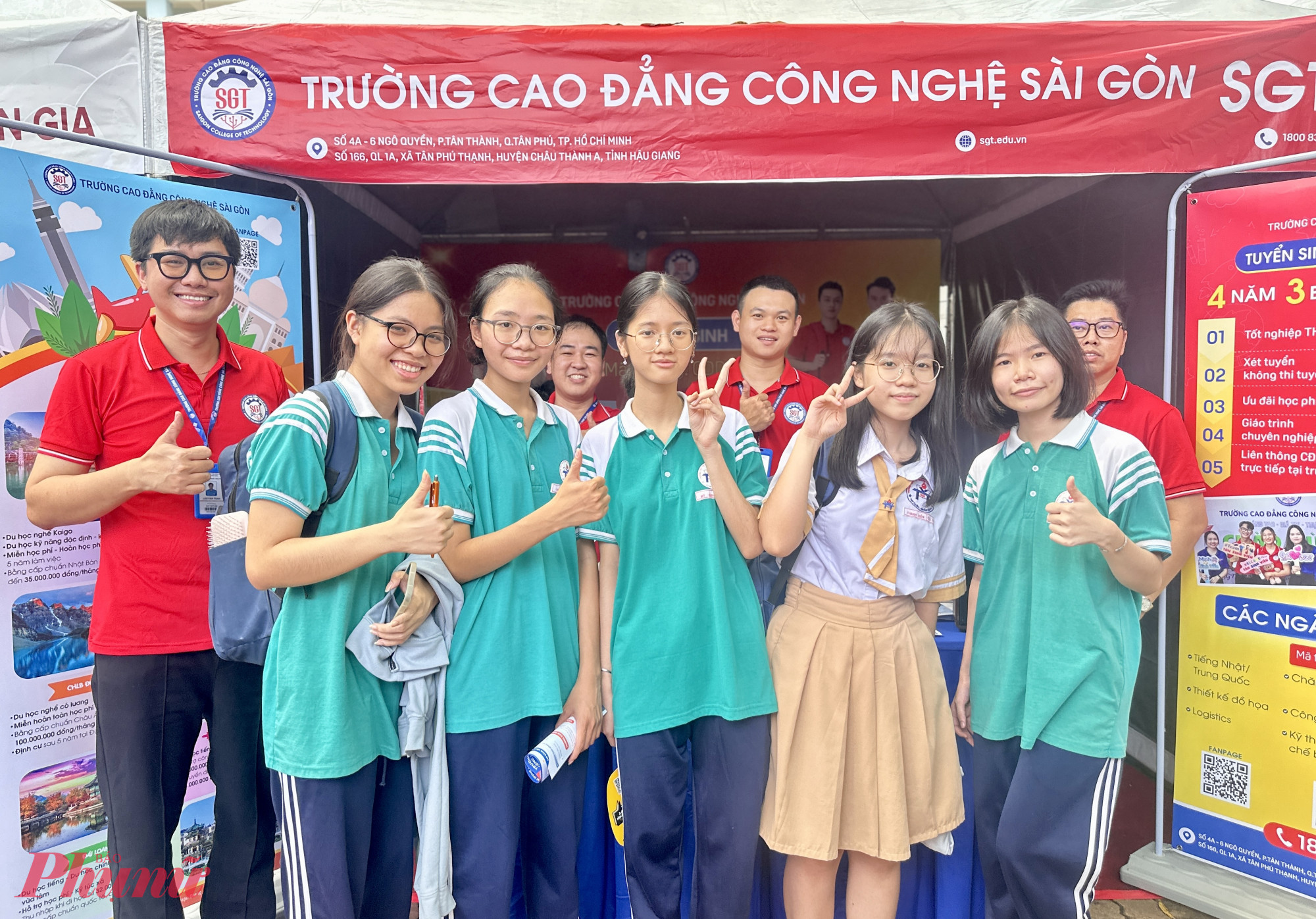 Học sinh các trường THPT tham quan, tìm hiểu các ngành học, chương trình đào tạo nghề - Ảnh: Nguyễn Loan