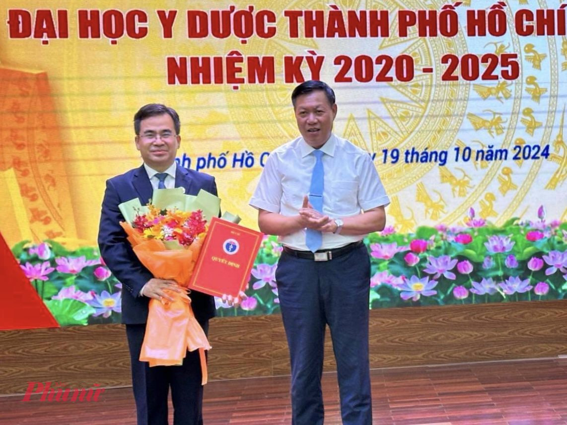 Thứ trưởng Bộ Y tế Đỗ Xuân Tuyên (phải) trao quyết định công nhận Hiệu trưởng Trường ĐH Y dược TP.HCM cho PGS-TS Ngô Quốc Đạt - Ảnh: Nguyễn Loan