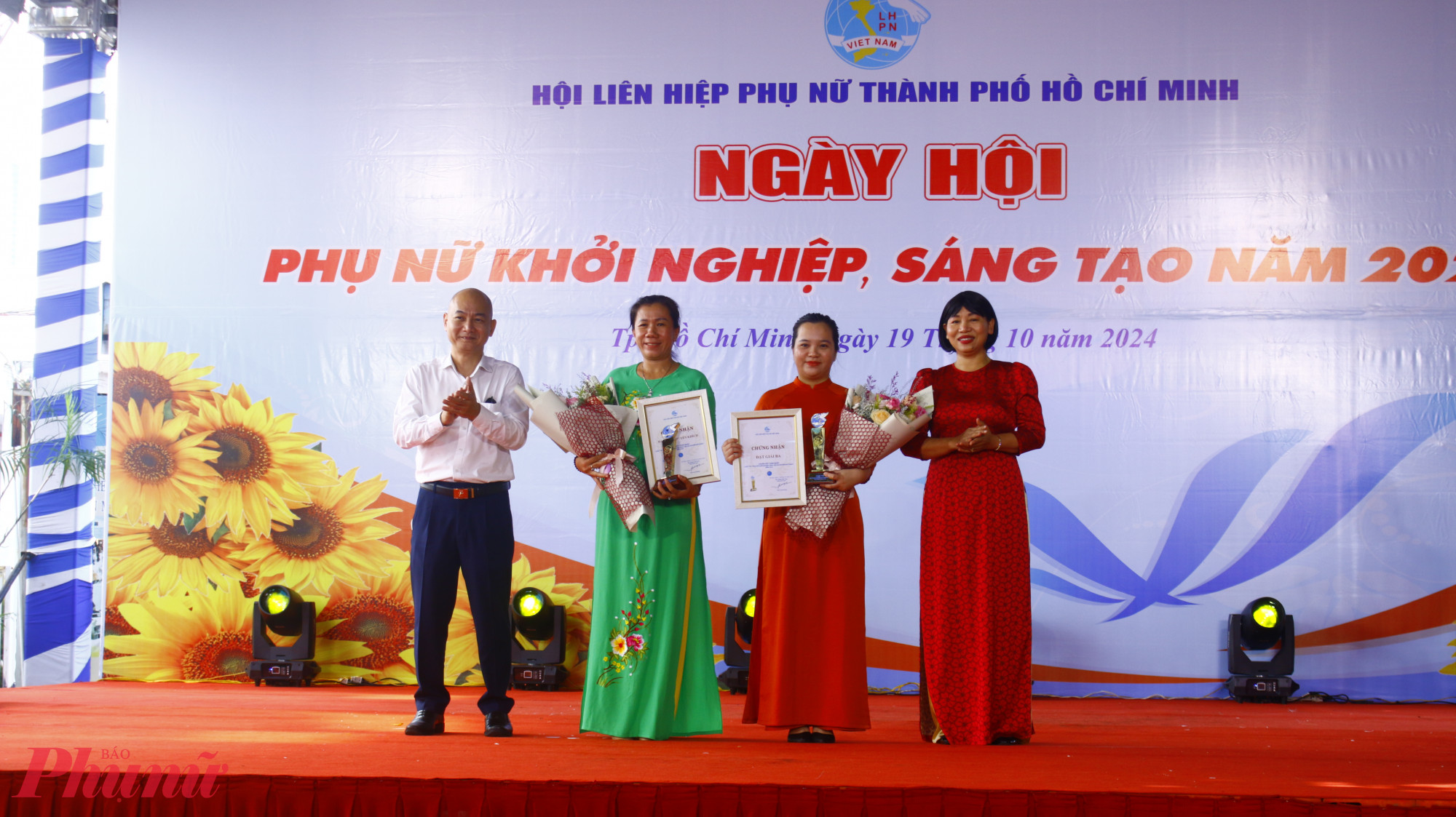 Lãnh đạo Hội LHPN TPHCM  trao biểu trưng, giấy chứng nhận của Hội LHPN Việt Nam  cho  2 dự án “Đường dừa nước hữu cơ” và  dự án “Khu du lịch sinh thái Thiềng Liềng – Cần Giờ” đạt giải khi tham gia hội thi“Phụ nữ khởi nghiệp” chủ đề “Phụ nữ khởi nghiệp sáng tạo và chuyển đổi xanh” năm 2024 được Trung ương Hội tổ chức .