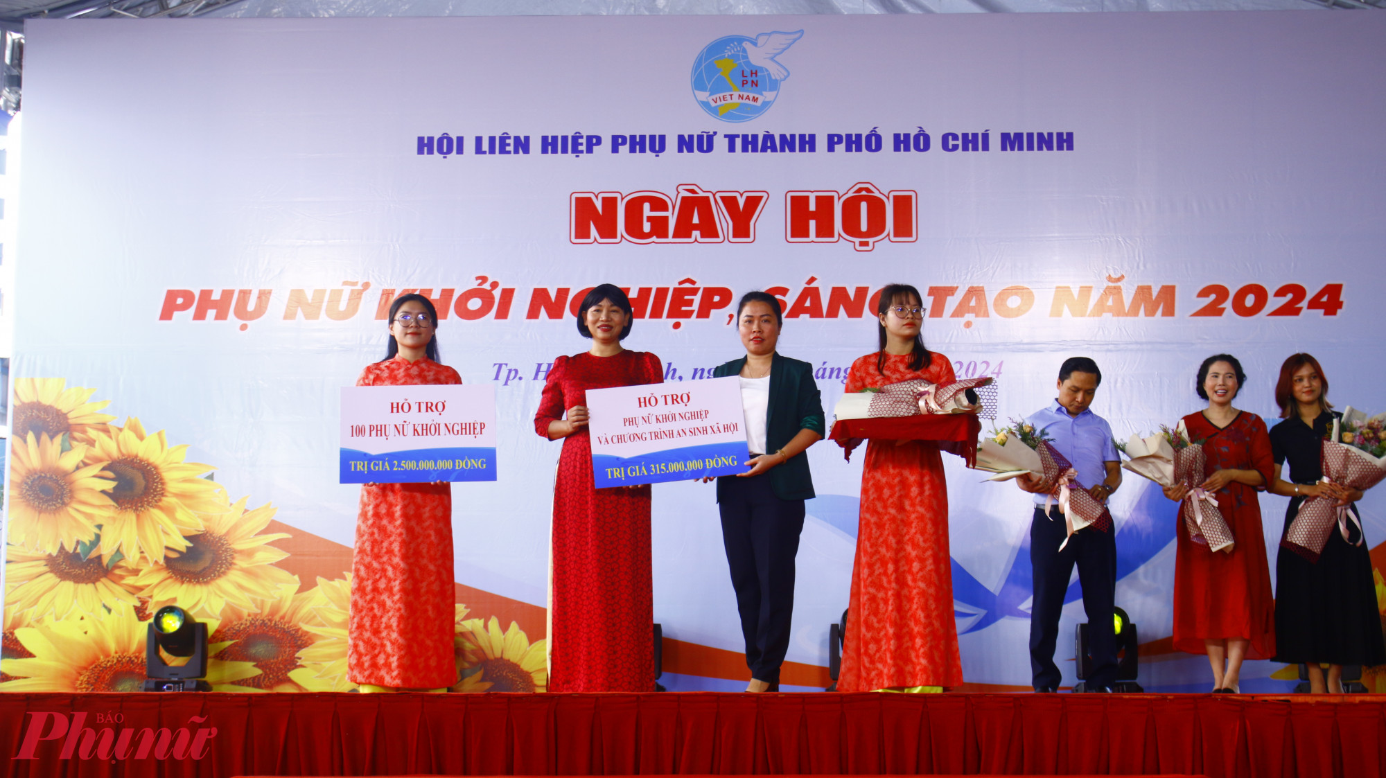 Các doanh nghiệp, đơn vị  trao học bổng học nghề, tạo việc làm, chăm lo cho hội viên phụ nữ nghèo