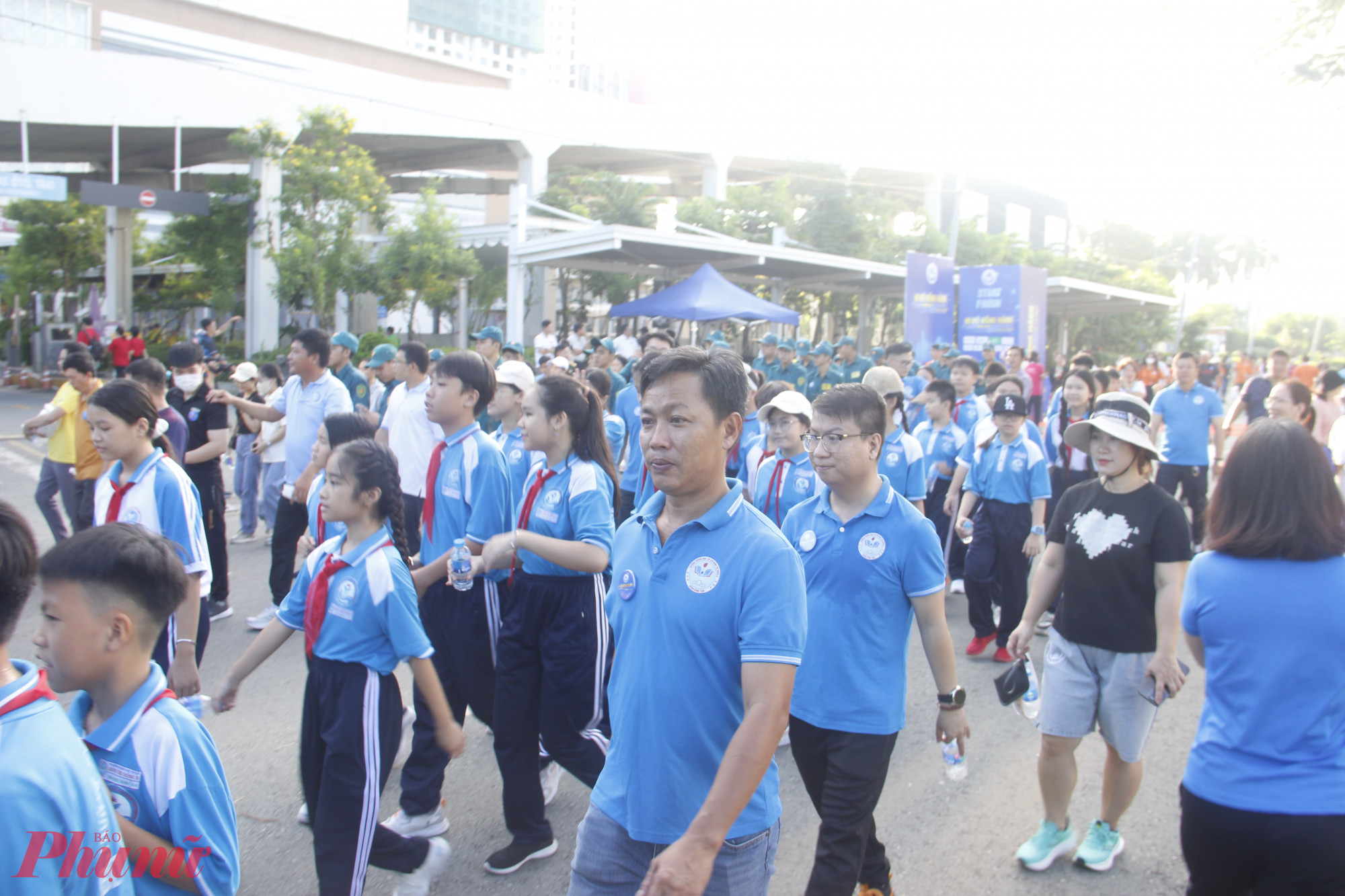 Các em học sinh hồ khởi tham gia hoạt động đi bộ đồng hành chuyển đổi số.