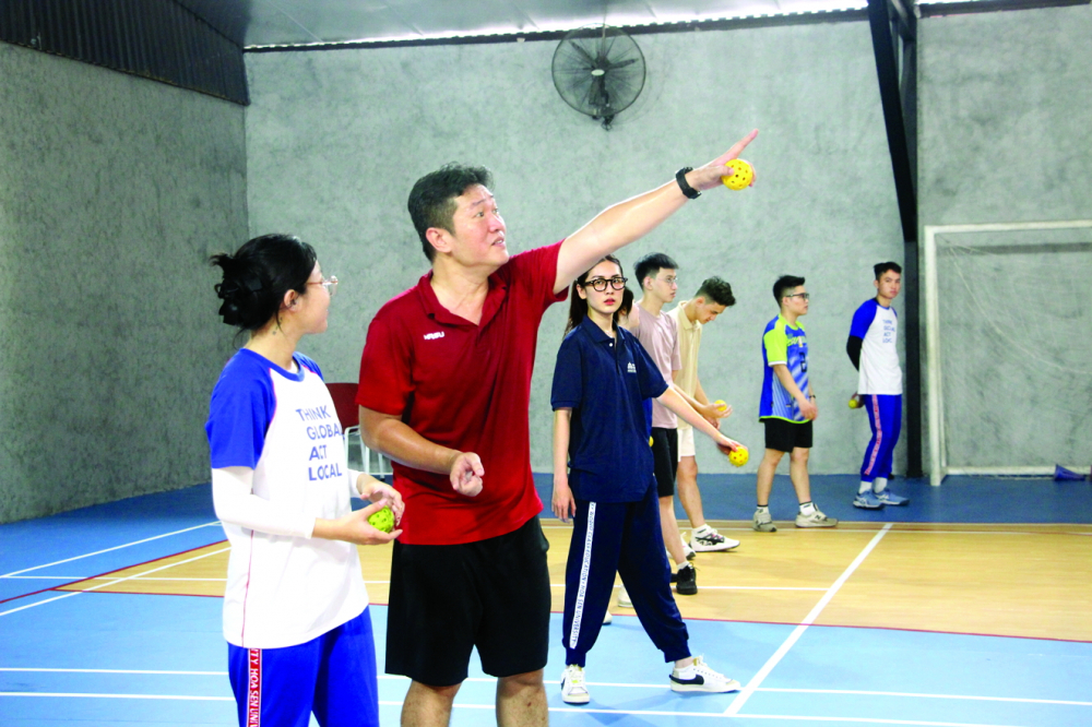 Ông Phạm Hữu Thành - giảng viên môn pickleball,  Trường đại học Hoa Sen - hướng dẫn sinh viên tập luyện 