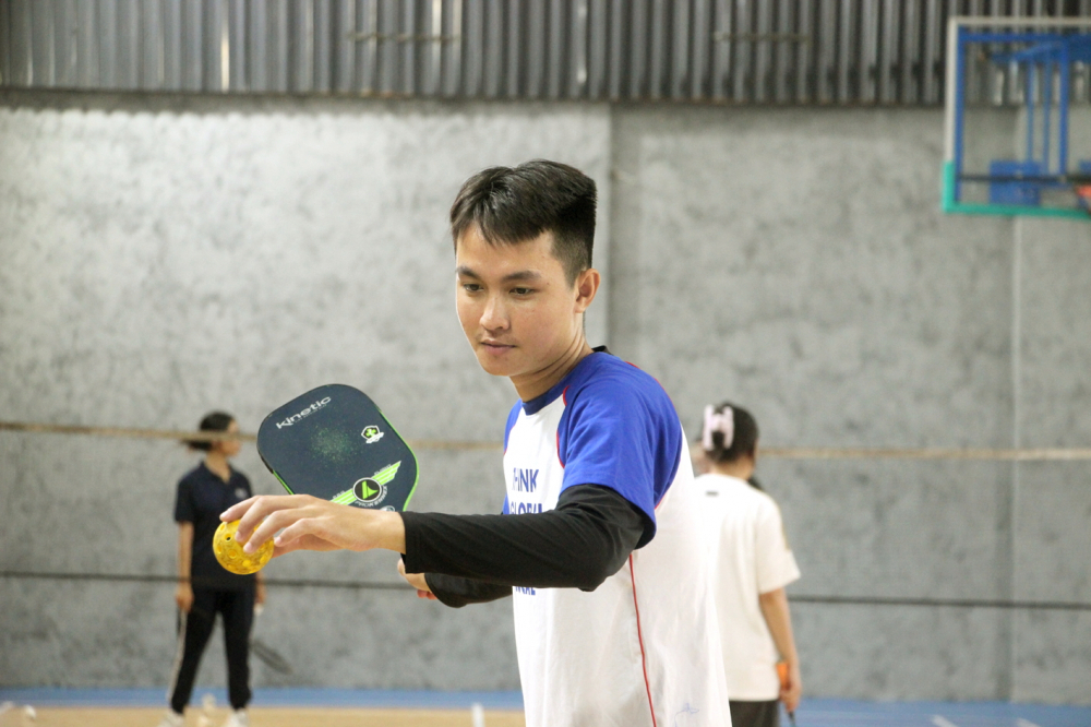 Sinh viên Trường đại học Hoa Sen tập luyện kỹ thuật pickleball