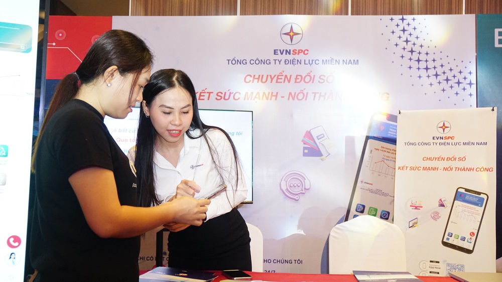 Chuyên nghiệp, tận tâm trong giao tiếp với khách hàng - Ảnh: EVNSPC - Ảnh: EVNSPC