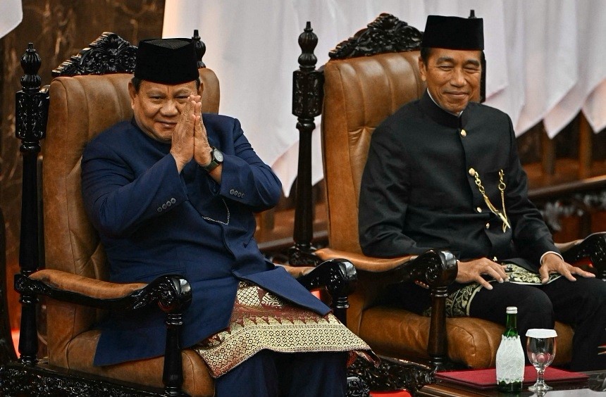 Tân Tổng thống Indonesia Prabowo Subianto (trái) và người tiền nhiệm Joko Widodo tại lễ nhậm chức tổng thống ở Jakarta ngày 20/10 - Ảnh: AFP