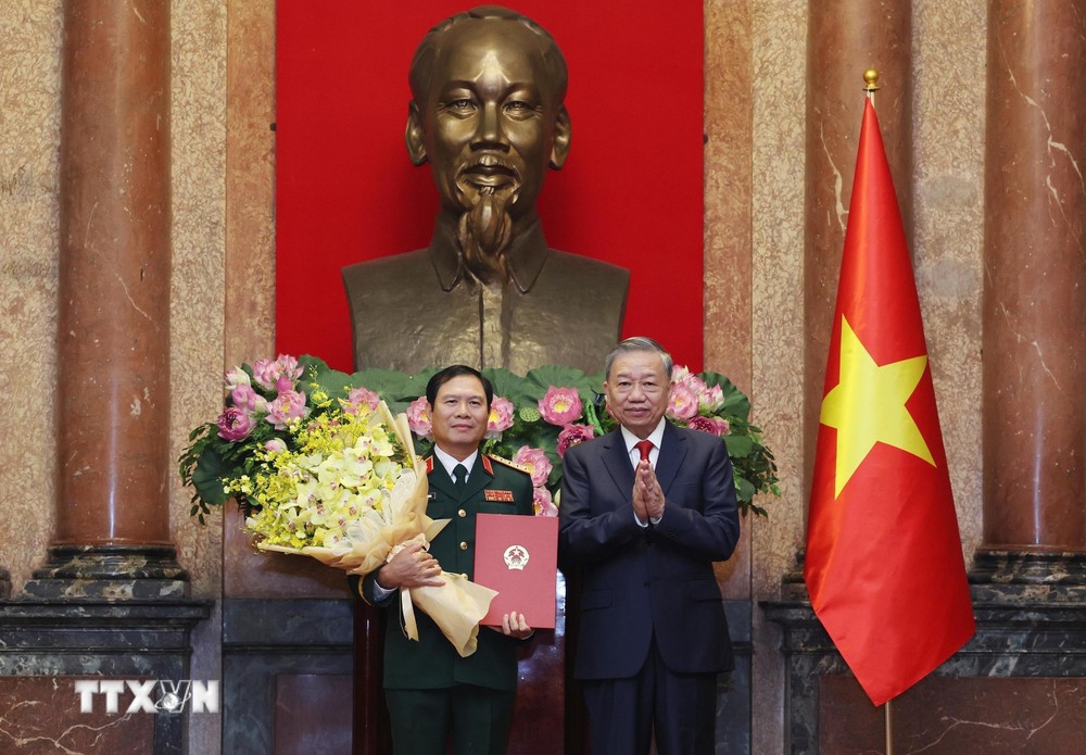 Tổng Bí thư, Chủ tịch nước Tô Lâm trao quyết định, chúc mừng Đại tướng Nguyễn Tân Cương, Ủy viên Trung ương Đảng, Uỷ viên Thường vụ Quân ủy Trung ương, Tổng Tham mưu trưởng Quân đội nhân dân Việt Nam, Thứ trưởng Bộ Quốc phòng. (Ảnh: TTXVN)