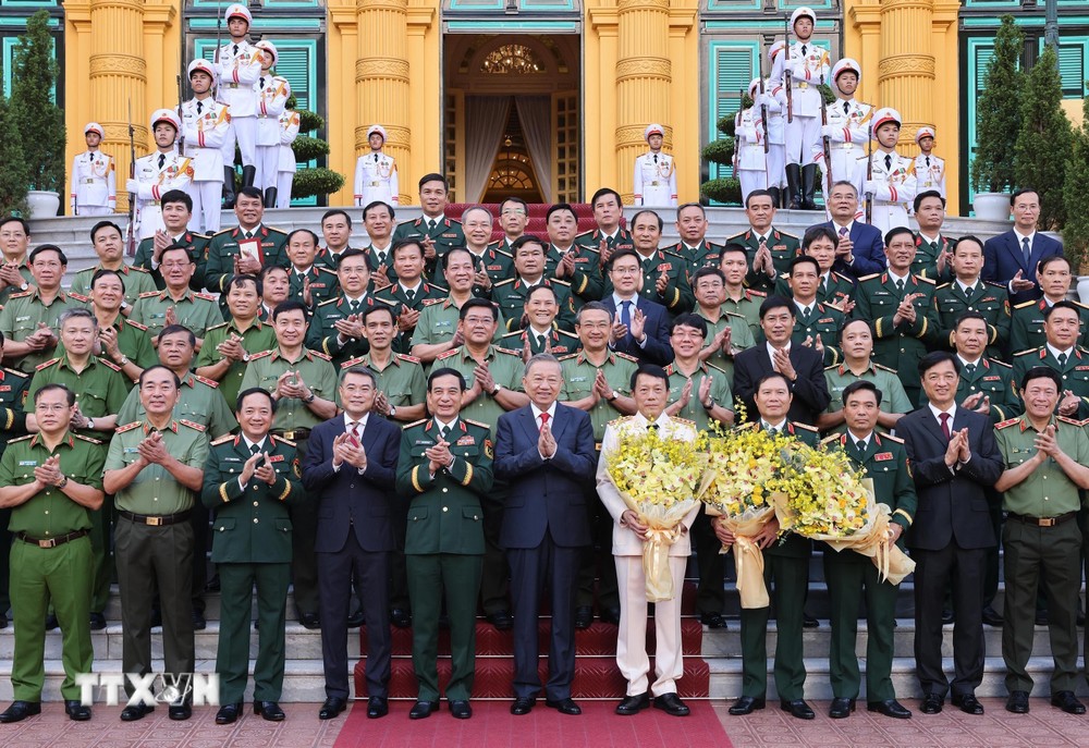 Tổng Bí thư, Chủ tịch nước Tô Lâm, Bí thư Quân uỷ Trung ương với các đồng chí lãnh đạo Bộ Quốc phòng và Bộ Công an. (Ảnh: Lâm Khánh/ TTXVN)