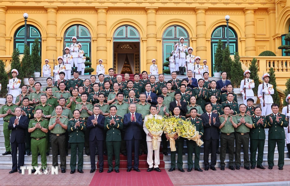 Tổng Bí thư, Chủ tịch nước Tô Lâm, Bí thư Quân ủy Trung ương với các đồng chí lãnh đạo Bộ Quốc phòng và Bộ Công an. (Ảnh: Lâm Khánh/ TTXVN)