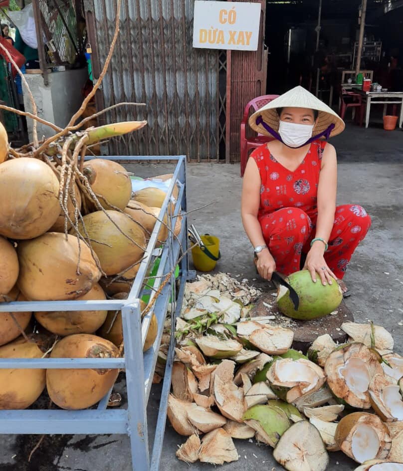 Công việc thường ngày của bạn là bán dừa nơi góc đường