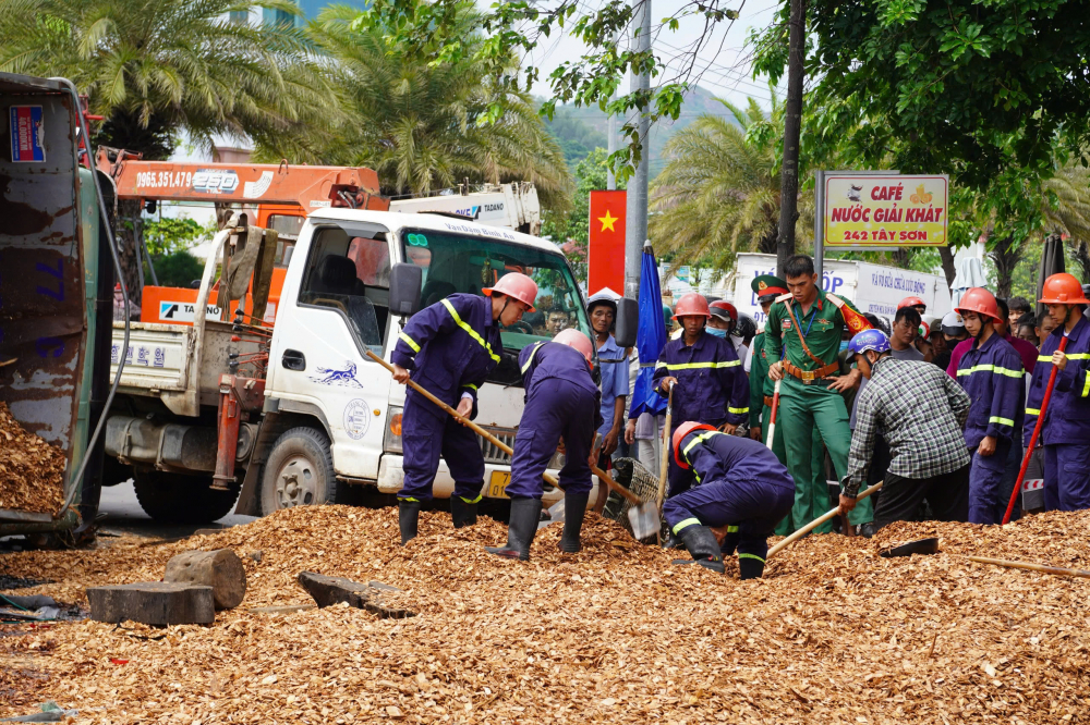 Cảnh sát tiến hành cứu hộ cứu nạn - ảnh L.P