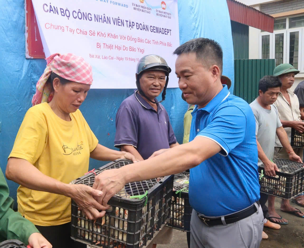  Ông Nguyễn Nam Giang – PCT Công đoàn Công ty Cổ phần Gemadept trao bảng tượng trưng hỗ trợ sinh kế cho người dân các tỉnh phía Bắc bị thiệt hại do bão số 3