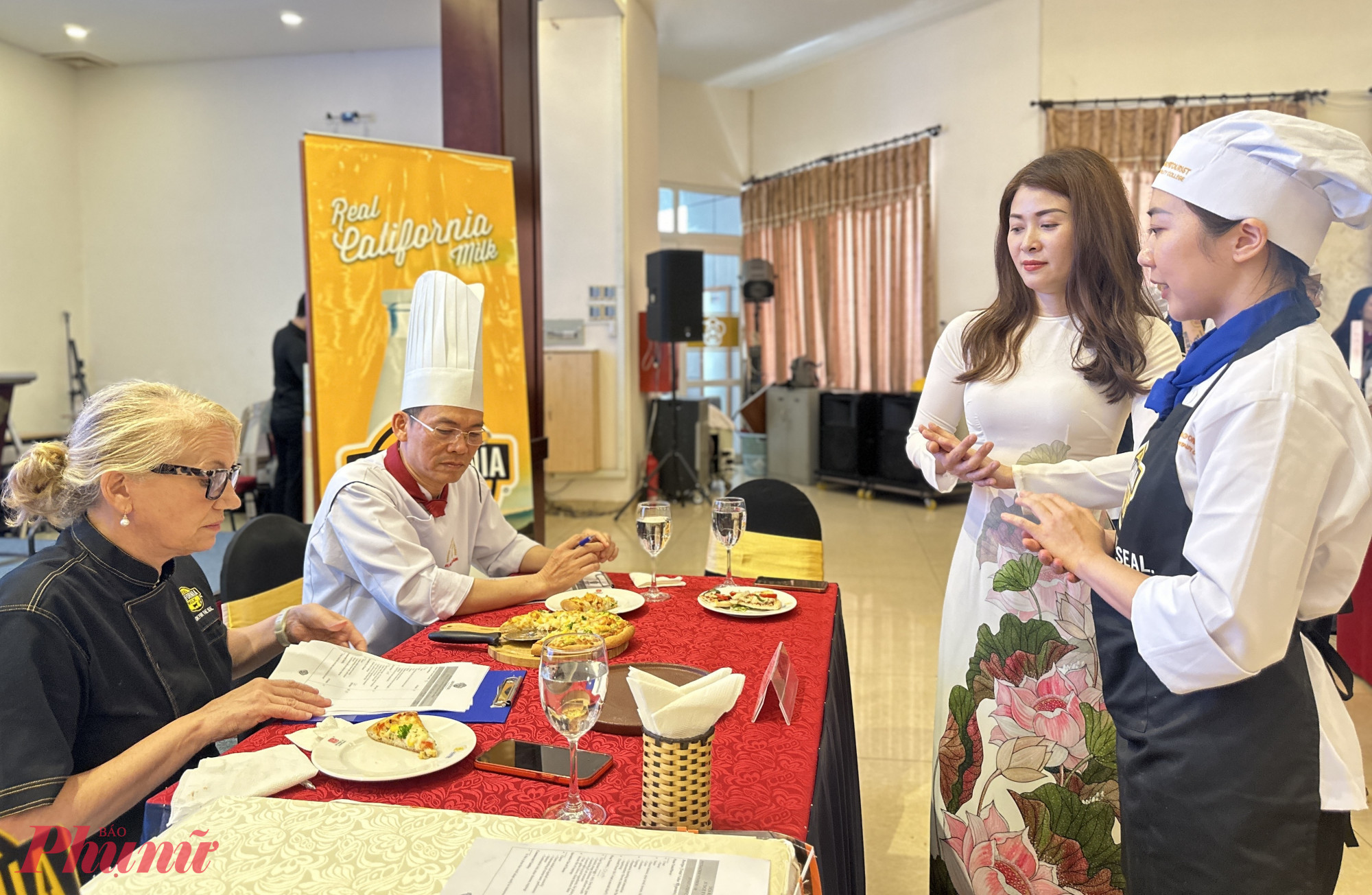 Các thí sinh hai giám khảo là Chef Barbara Alexander - Cố vấn ẩm thực của CMAB và Thầy Bùi Công Thành – Trưởng Bộ môn Kỹ thuật chế biến món ăn 