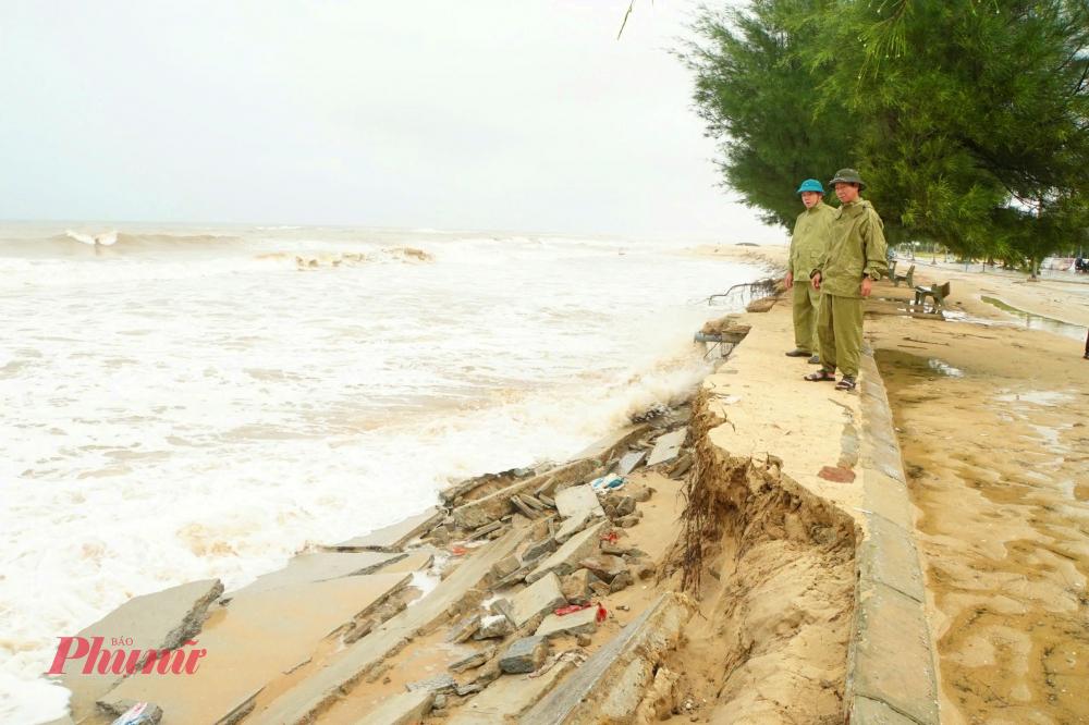 Ông Nguyễn Quang Dân, Chủ tịch UBND xã Phú Thuận cho biết, Qua theo dõi tình hình sạt lở nhiều năm, địa phương nhận thấy tình trạng sạt lở này là hiện tượng bất thường, vì từ 23 năm nay (khi cửa Hoà Duân được hàn gắn) chưa có khi nào địa điểm này bị sạt lở nghiêm trọng như vậy. Ngoài ra, hiện nay khoảng cách từ mép nước bờ biển tại bãi tắm đến bờ phá Tam Giang chỉ còn 250 m gây nguy cơ cao đến việc mở lại cửa biển tại khu vực này. Vì vậy, kiến nghị UBND Huyện, Tỉnh nên mời các chuyên gia về đánh giá, đưa ra phương án tổng thể cho toàn khu vực này. Đồng thời trước mắt sớm có biện pháp xử lý khẩn cấp, gia cố để giữ bờ biển và bãi tắm xã Phú Thuận ( kể cả phường Thuận An.)