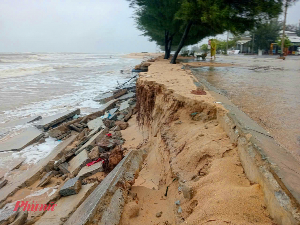 hiện tượng hết sức bất thường là sạt lở ngay tại bãi tắm Phú Thuận ( điểm cửa biển Hòa Duân năm 1999), địa điểm này hơn 23 năm qua ( sau khi cửa biển hàn gắn vào năm 2001) chưa bao giờ bị sạt lở lớn kể cả vào mùa mưa bão, hay gió mùa Đông Bắc