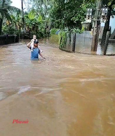 Người dân Tổ dân phố 8 Thị trấn Phú Lộc đi lại khó khăn do mưa lớn ngâp ngập lụt