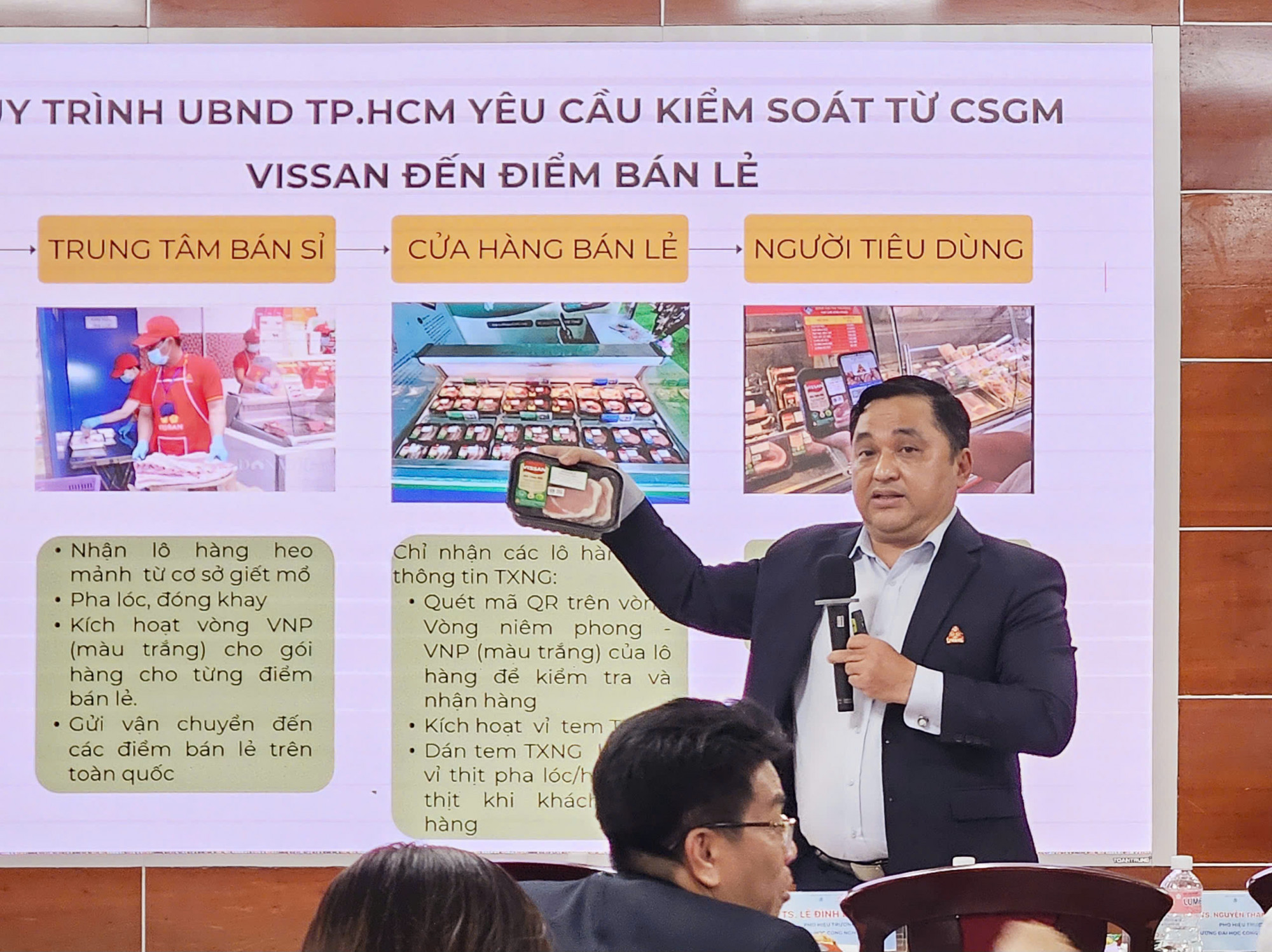 Ông Nguyễn Phúc Khoa - Chủ tịch Hội đồng quản trị Vissan thông tin về những thuận lợi và khó khăn của doanh nghiệp trong việc thực hiện ứng dụng công nghệ vào truy xuất hàng hóa - Ảnh: Ngọc Thùy