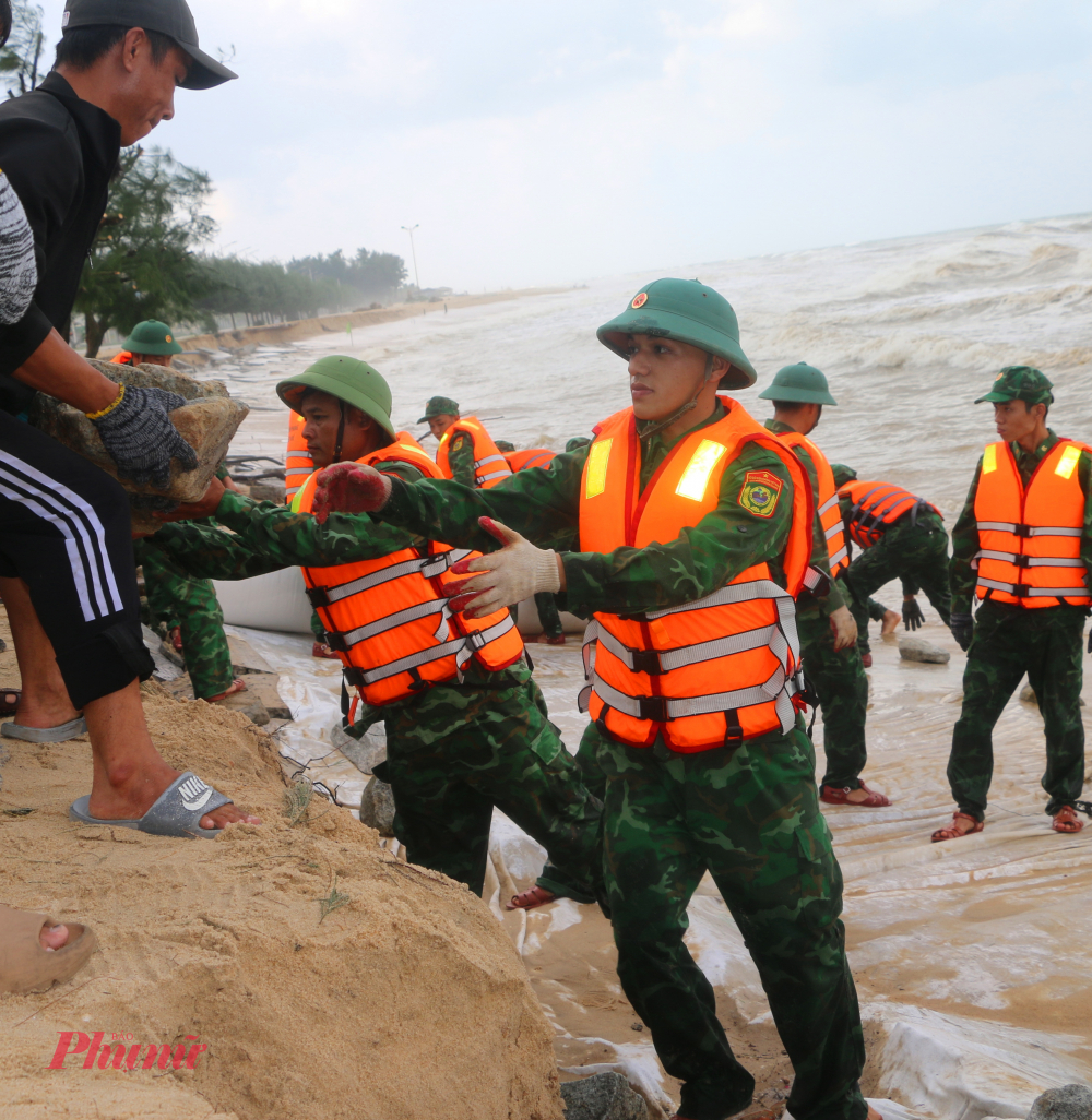 Hiện tại bờ biển bị sạt lở cực kỳ nghiêm trọng, ăn sâu vào đất liền khoảng 100 mét, phá hỏng vỉa hè đường đi bộ của đường ngang nội bộ bãi tắm, làm các gốc cây dương trên vỉa hè có nguy cơ ngã đổ.