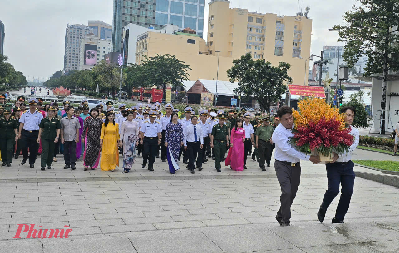 Đoàn đại biểu Hội LHPN TPHCM cùng các đơn vị Lực lượng vũ trang Quân chủng hải quân, các đơn vị lực lượng vũ trang trên địa bàn thành phố, tỉnh Bình Phước, Long An, Tây Ninh cùng tham gia thực hiện nghi thức dâng hoa Tượng đài Chủ tịch Hồ Chí Minh (Phố đi bộ Nguyễn Huệ, quận 1)