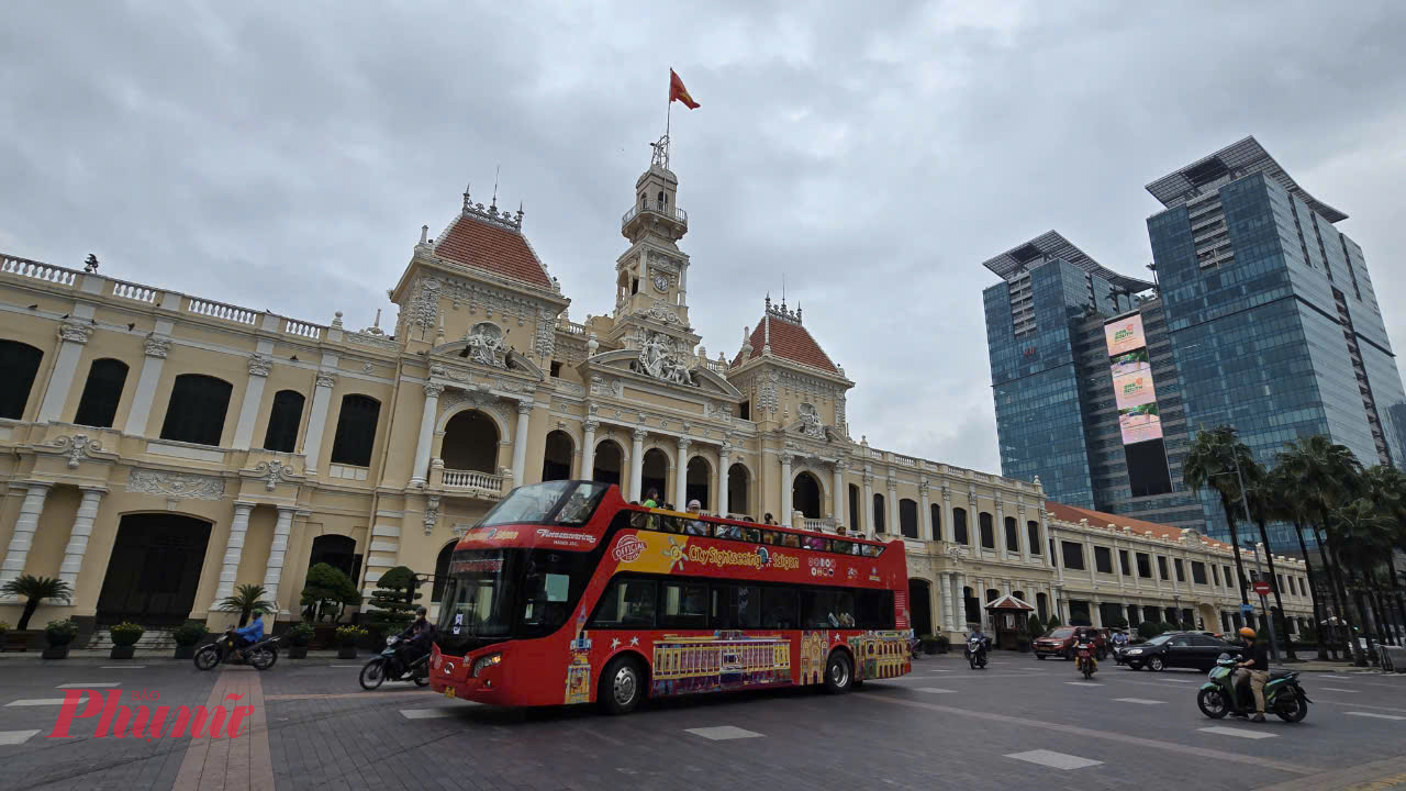 Đoàn đại biểu đi tham quan TP bằng phương tiện xe buýt 2 tầng 