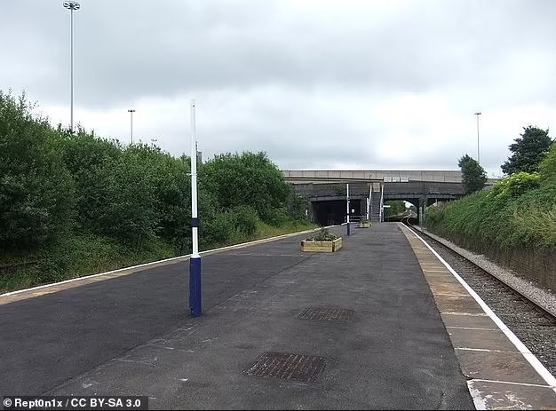 Ga Denton, Anh Ga Denton cách trung tâm Manchester vài km về phía đông trên tuyến xe lửa Stockport-Stalybridge. Nhà ga này không có nhân viên và chỉ có 1 chuyến tàu mỗi tuần, khởi hành vào 9g32sáng thứ sáu và đến Stalybridge trong 11 phút. Đây là ga ít được sử dụng nhất ở Anh với 34 hành khách trong năm 2023 - Ảnh: Creative Commons