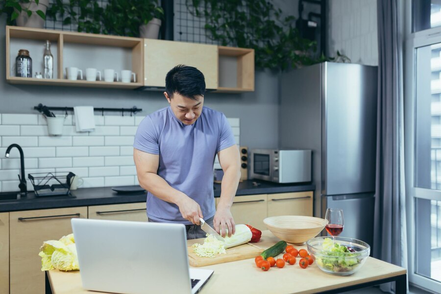 Lần đầu tiên chị đi công tác mà để tủ lạnh trống trơn, mặc chồng lo chuyện bếp núc. (Hình minh hoạ)